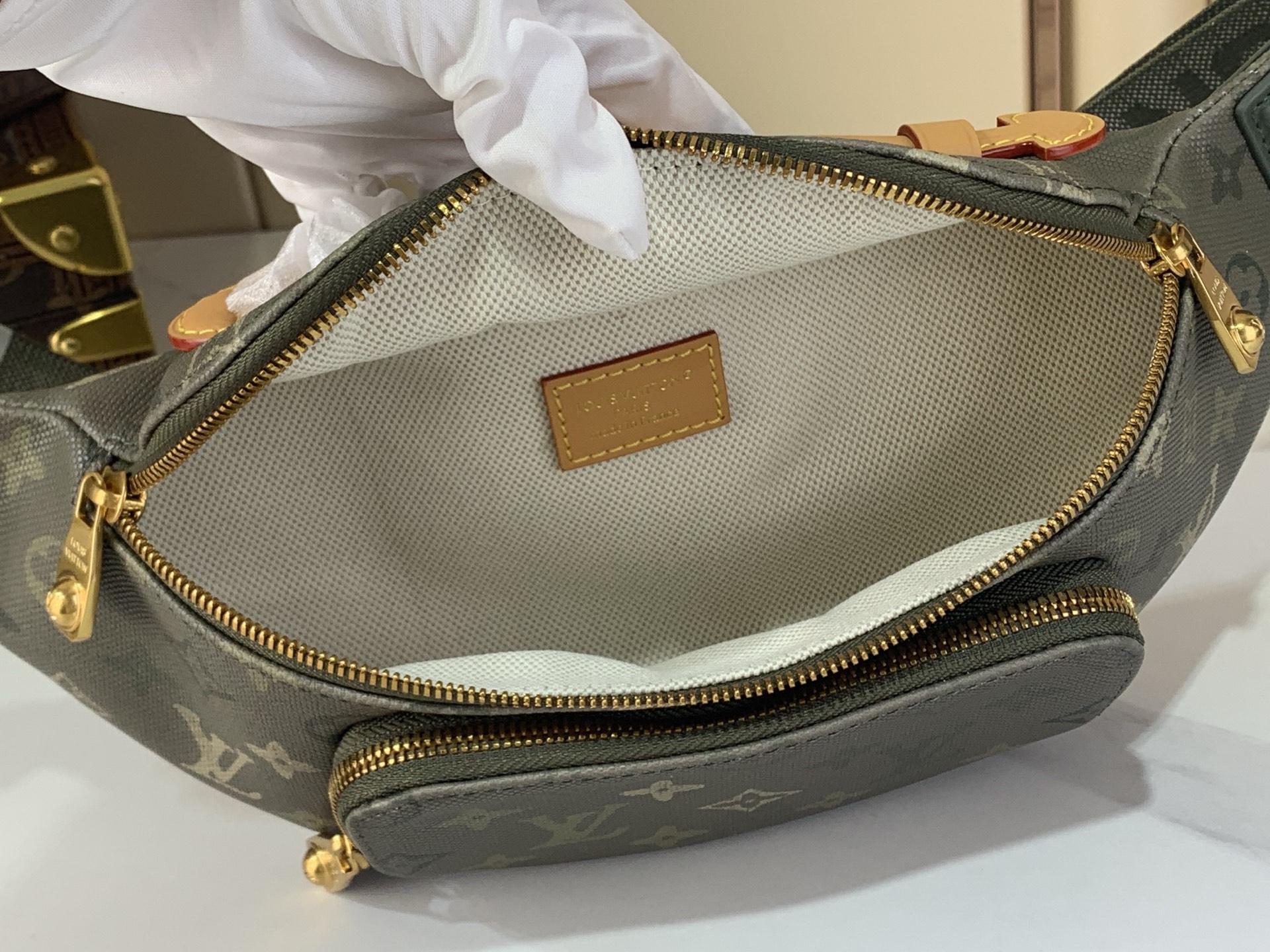 LV高仿老花腰包 墨綠帆布拼皮革 多層收納戶外必備|超A仿原單精品圖片 15 LV高仿老花腰包 墨綠帆布拼皮革 多層收納戶外必備|歐美奢侈品精品推薦