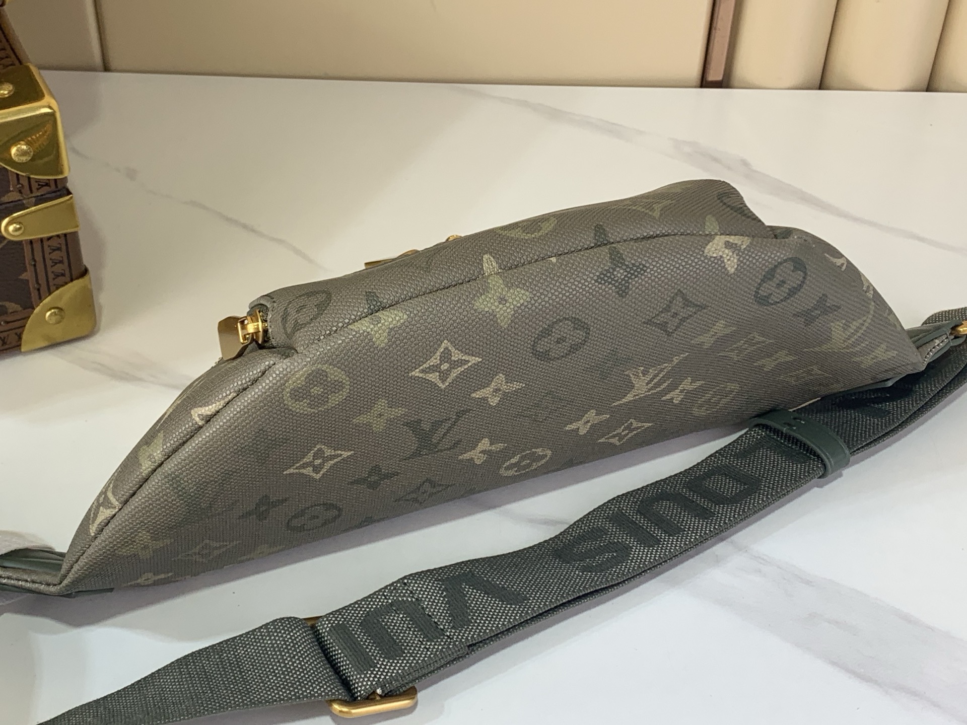 LV高仿老花腰包 墨綠帆布拼皮革 多層收納戶外必備|超A仿原單精品圖片 10 LV高仿老花腰包 墨綠帆布拼皮革 多層收納戶外必備|歐美奢侈品精品推薦