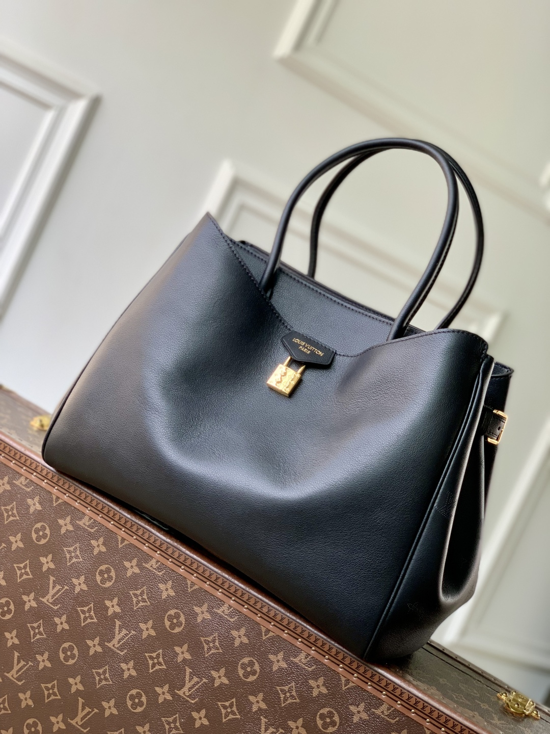 LV高仿黑色托特包 女士簡約通勤款 經典鎖頭裝飾設計