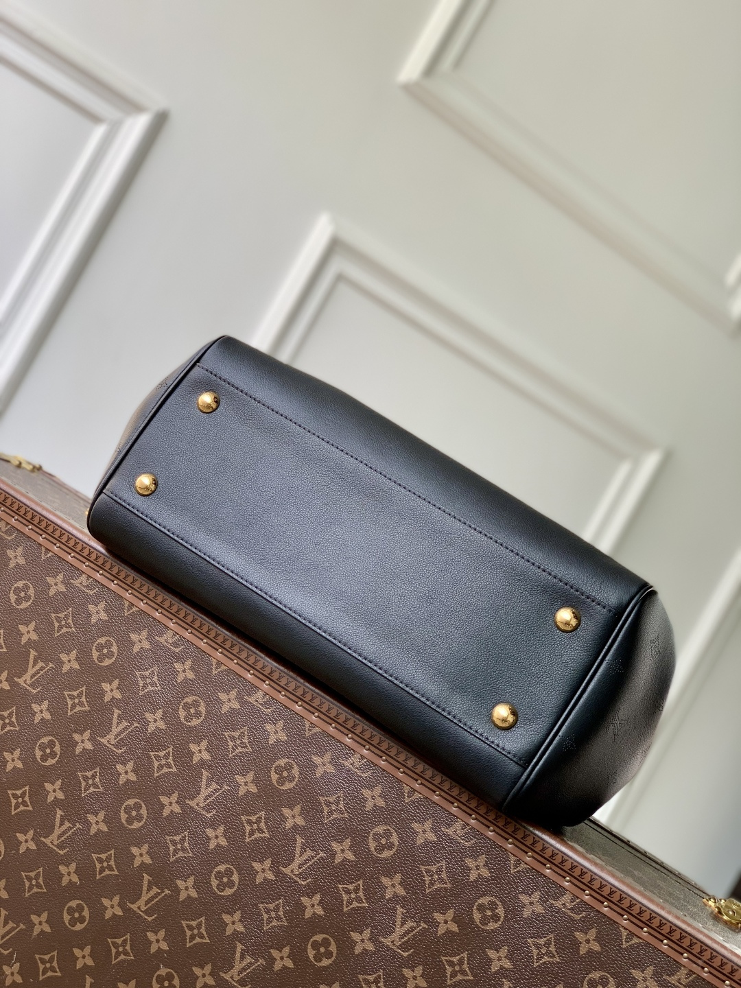 LV高仿黑色托特包 女士簡約通勤款 經典鎖頭裝飾設計｜歐美奢侈品精品推薦