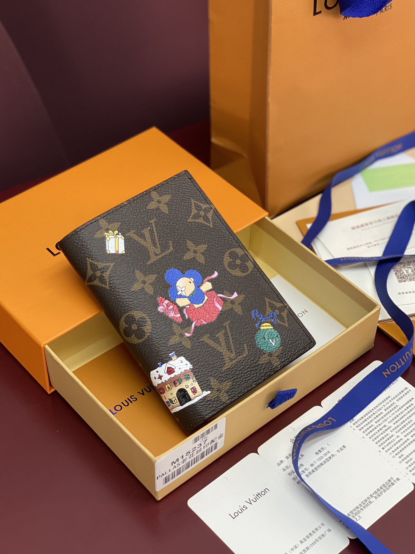 LV高仿花卉護照夾 可愛圖騰印花設計 多功能卡片收納夾｜歐美奢侈品精品推薦