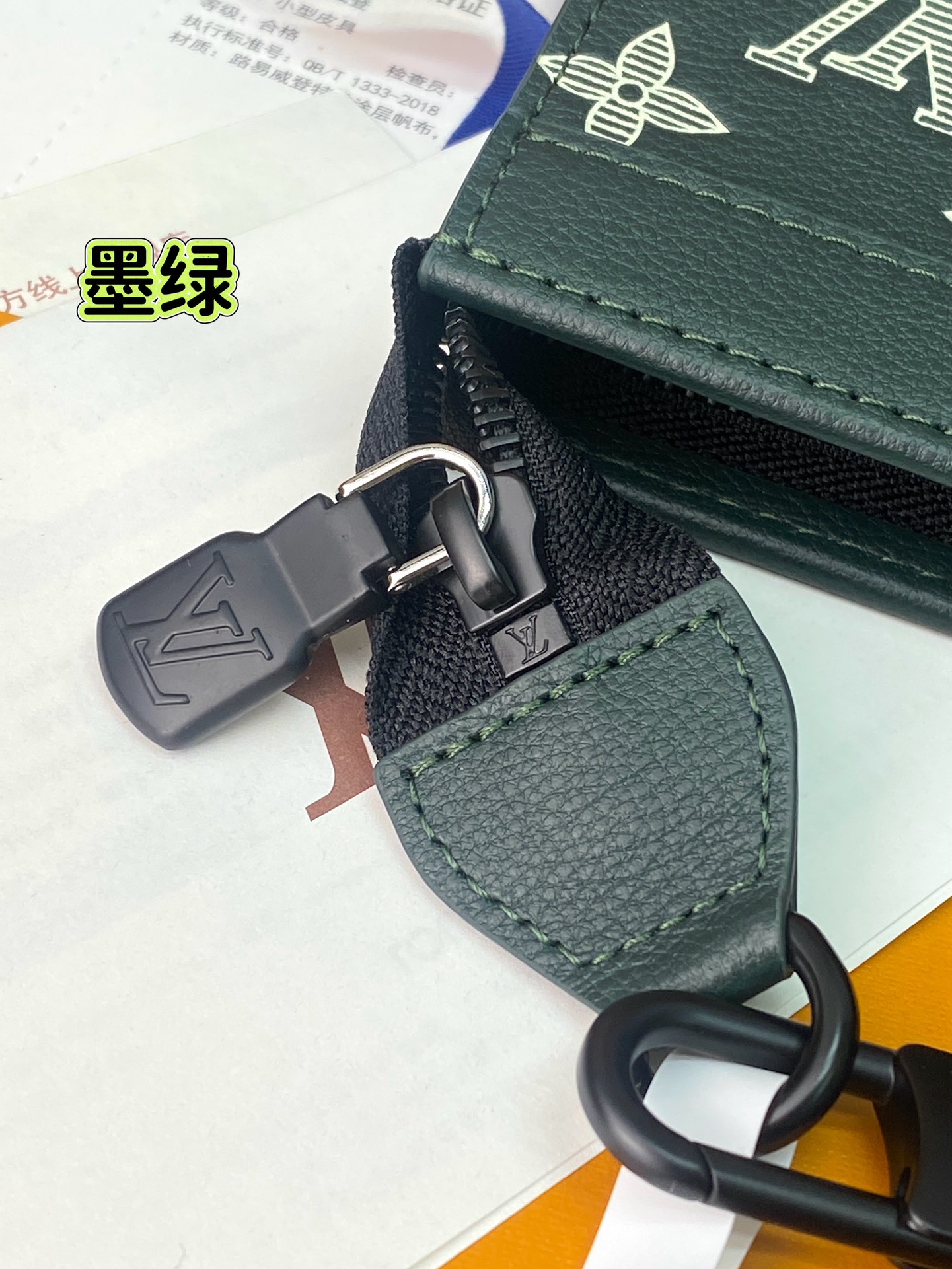 LV墨綠郵差包 原單等級斜背設計 老花印花與附屬小包｜歐美奢侈品精品推薦