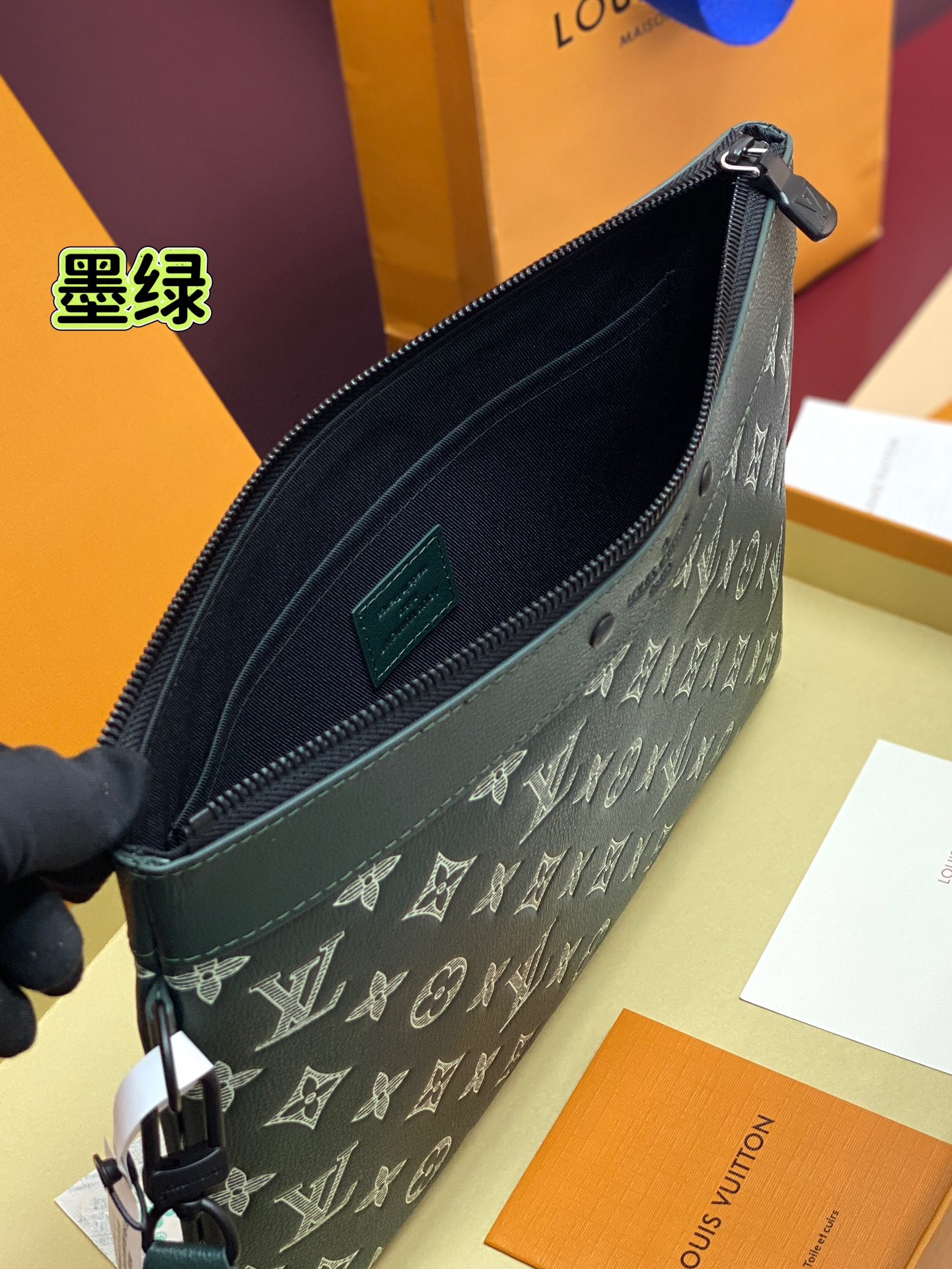 LV高仿大容量手拿包 男士墨綠LOGO壓紋款 附手腕帶設計｜歐美奢侈品精品推薦