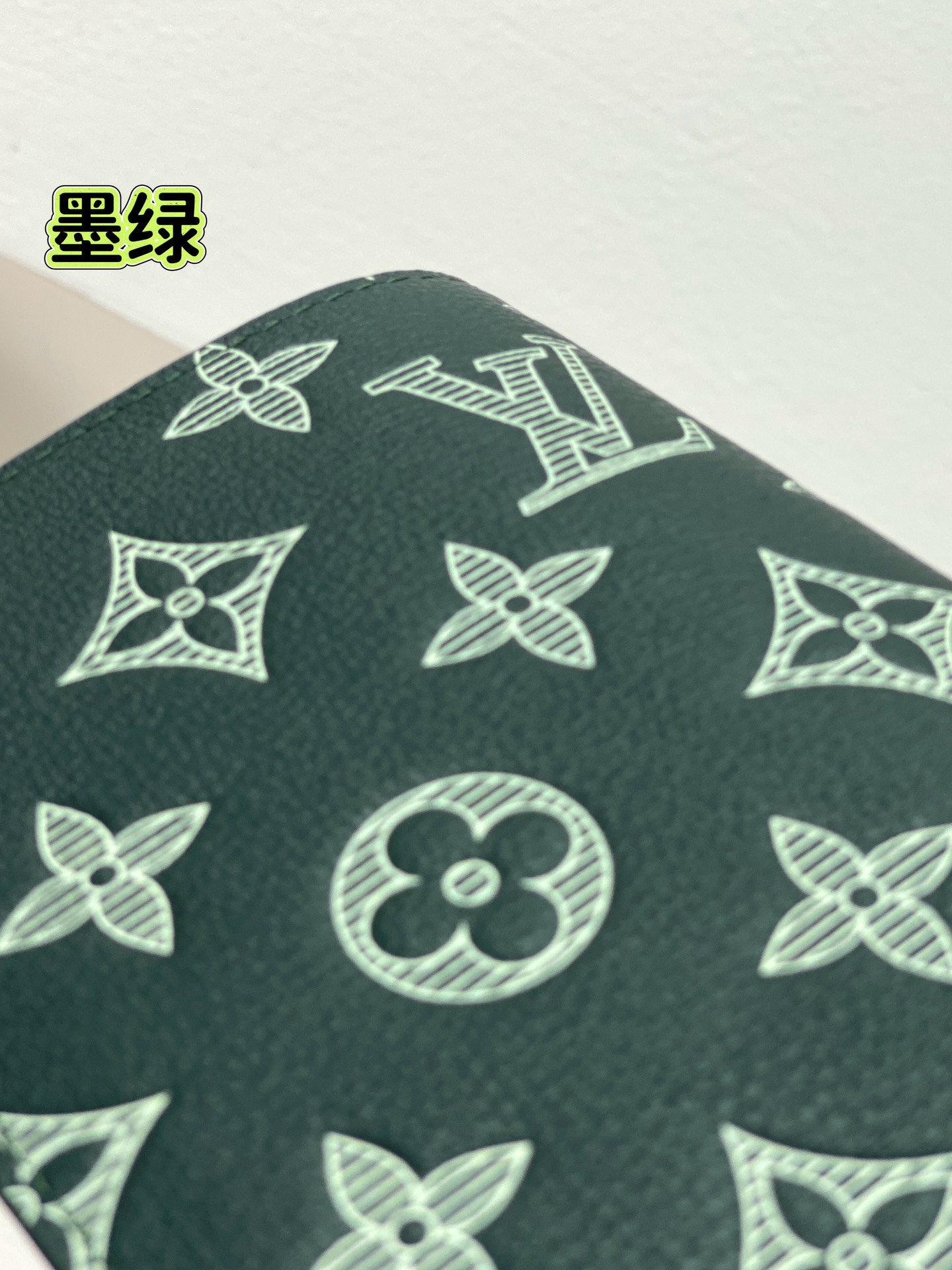 LV高仿短夾 男士墨綠壓紋設計 簡約輕便款式｜歐美奢侈品精品推薦