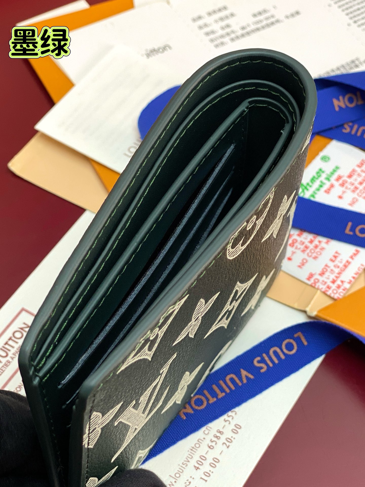 LV A貨男士對折短夾 墨綠老花圖樣 立體壓紋款式｜歐美奢侈品精品推薦