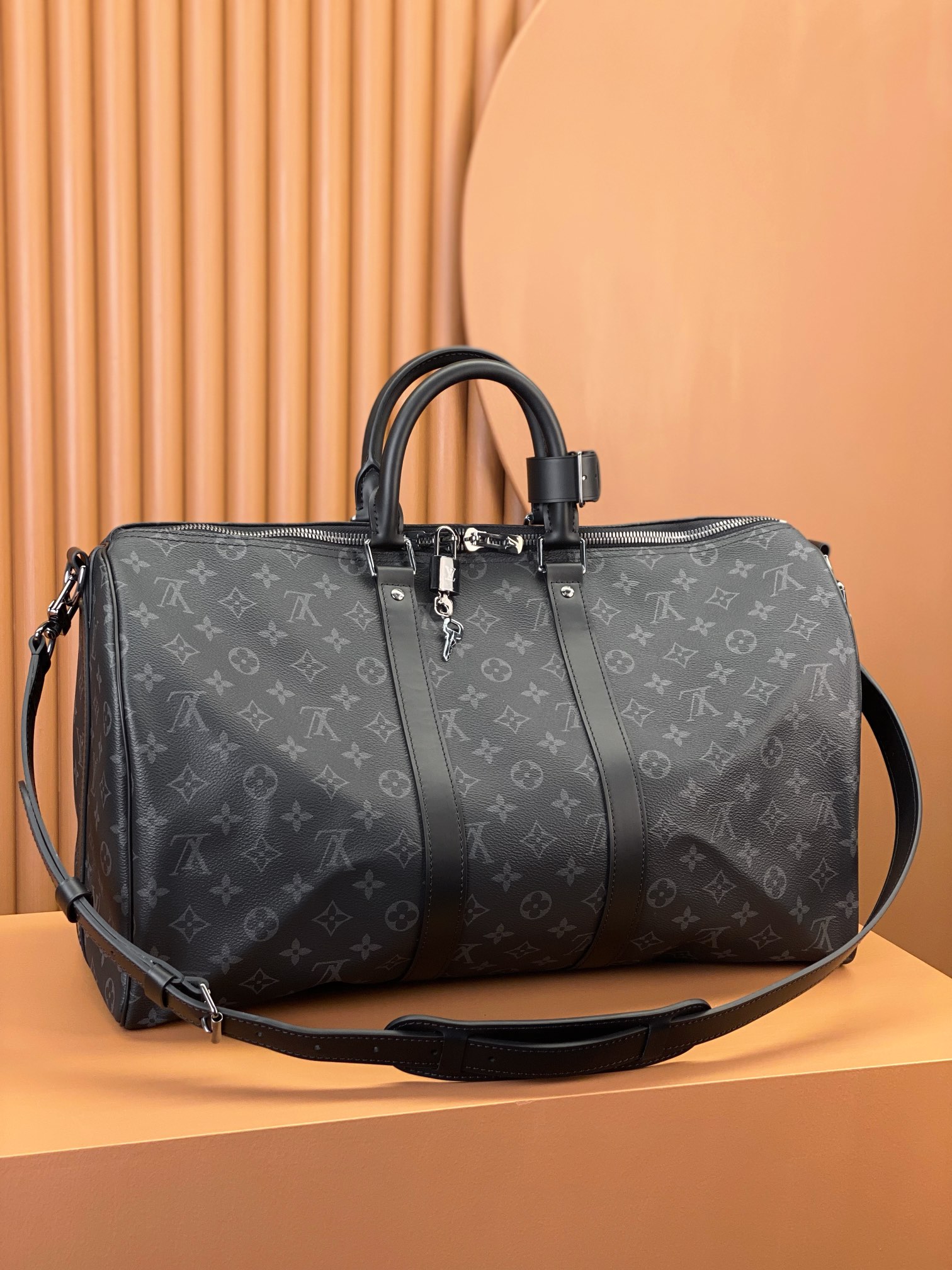 LV精品仿製小型手提包 小巧有型附吊飾細節感滿分