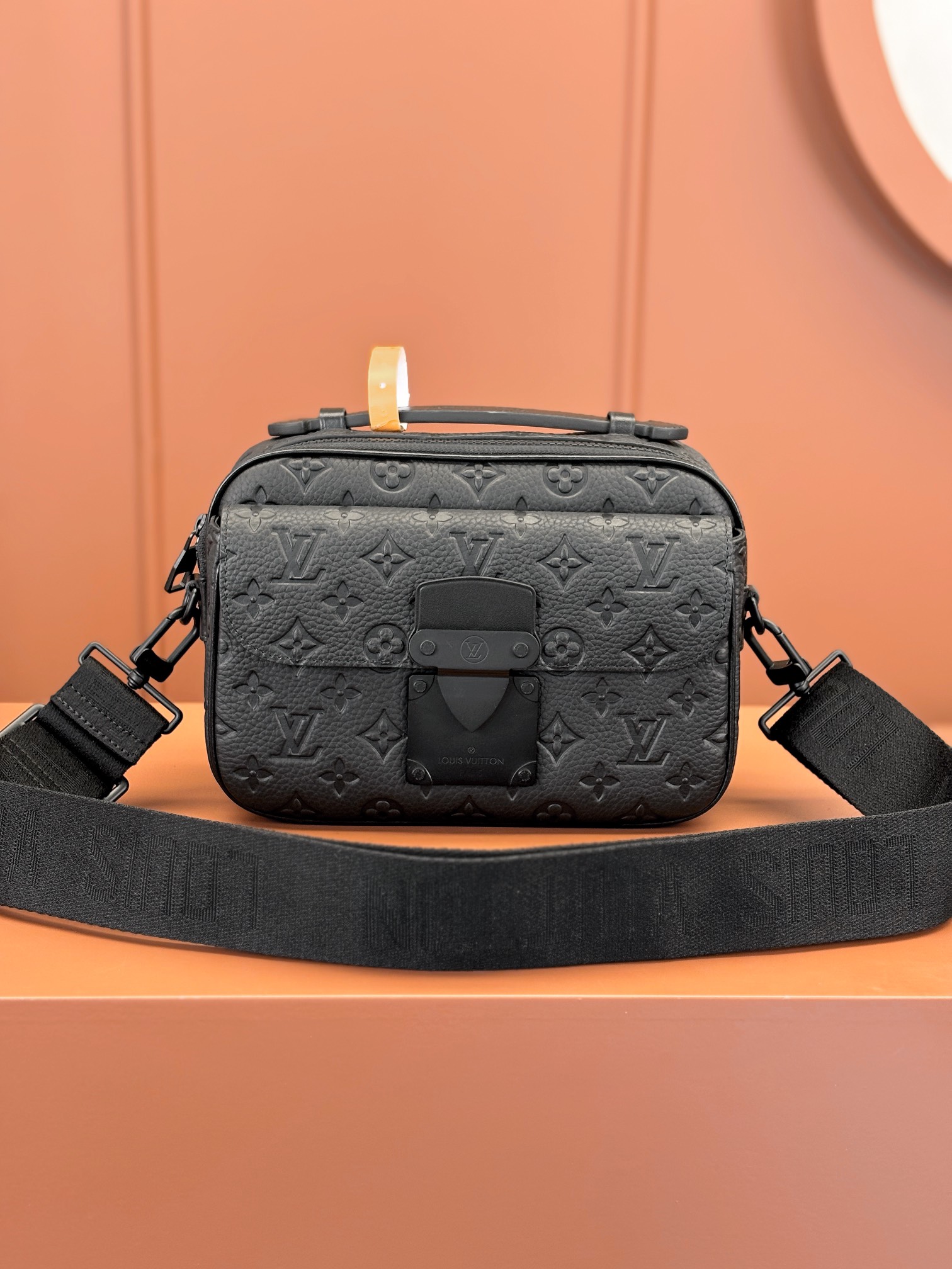 LV原單相機包款 Nano Sling全黑壓紋設計極簡機能風