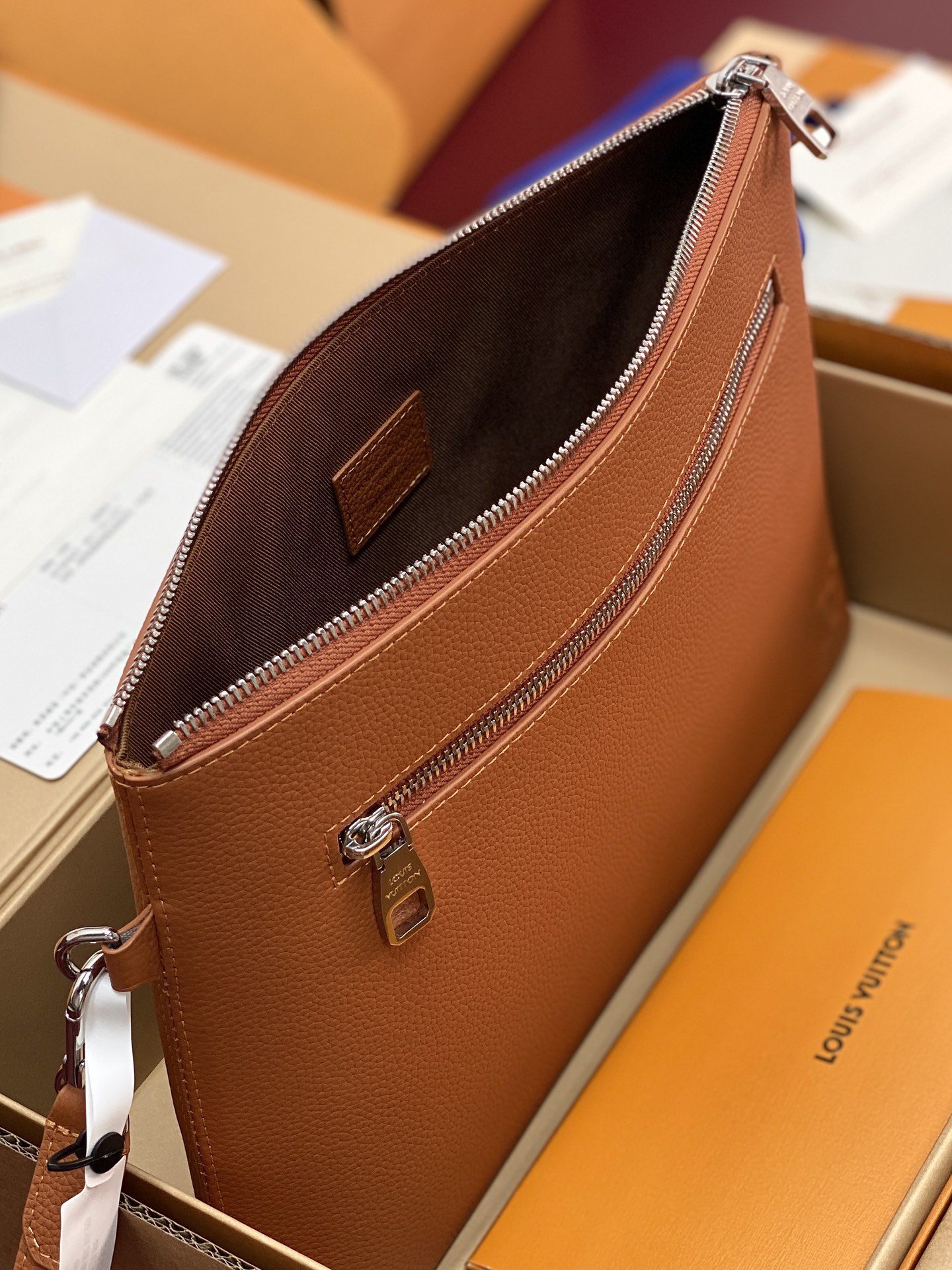 LV一比一棕色手拿包男士款極簡皮革拉鍊百搭造型｜歐美奢侈品精品推薦