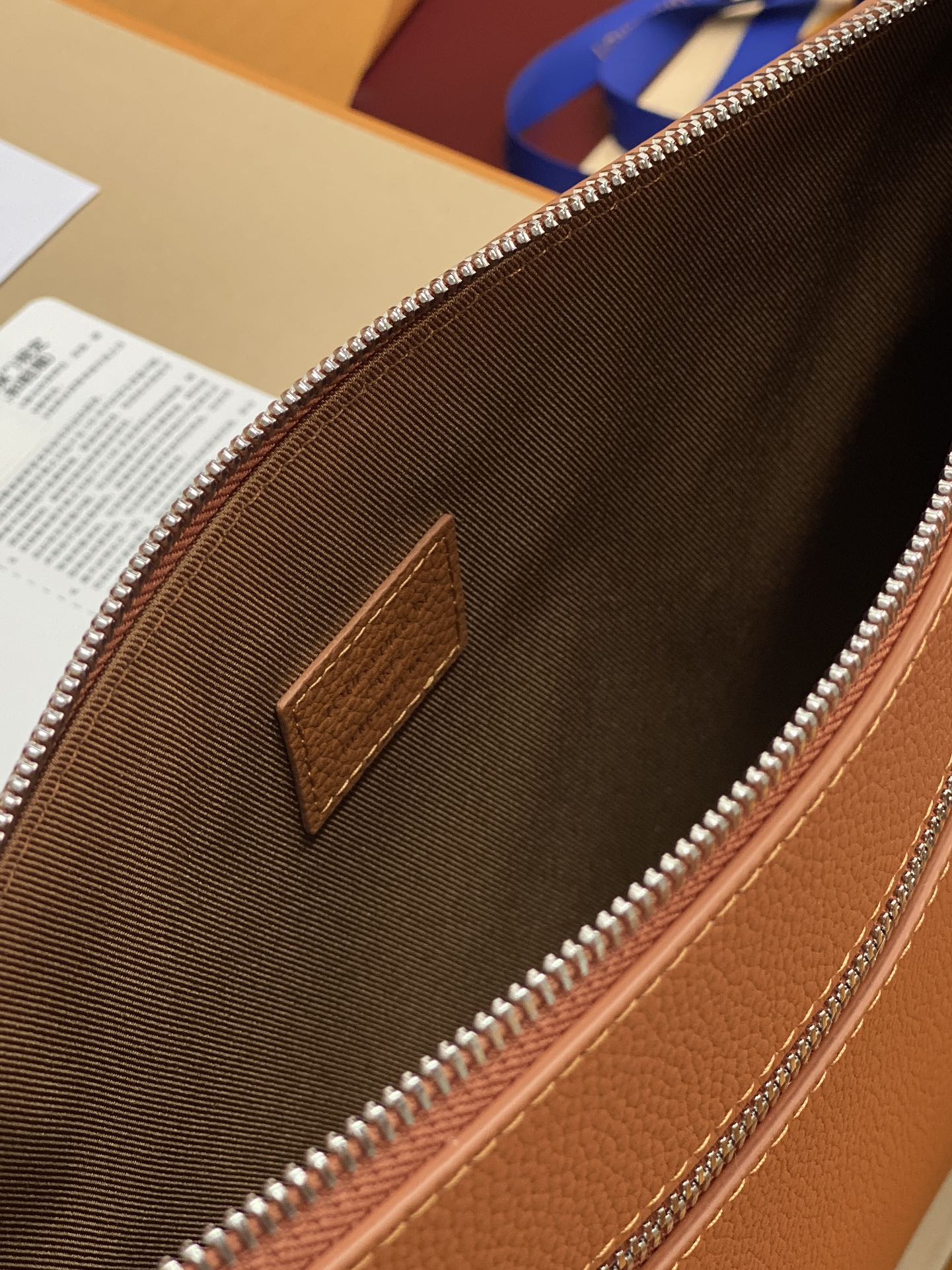 LV一比一棕色手拿包男士款極簡皮革拉鍊百搭造型｜歐美奢侈品精品推薦