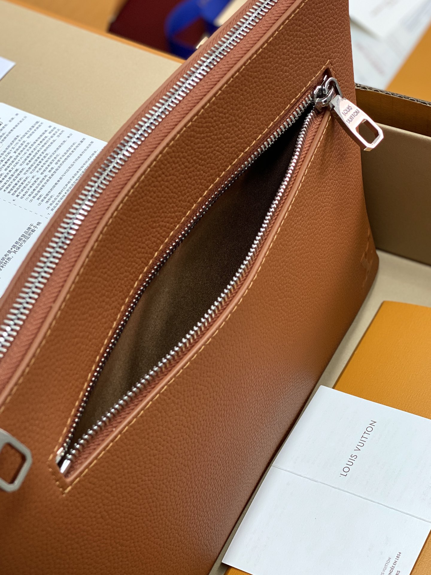 LV一比一棕色手拿包男士款極簡皮革拉鍊百搭造型｜歐美奢侈品精品推薦
