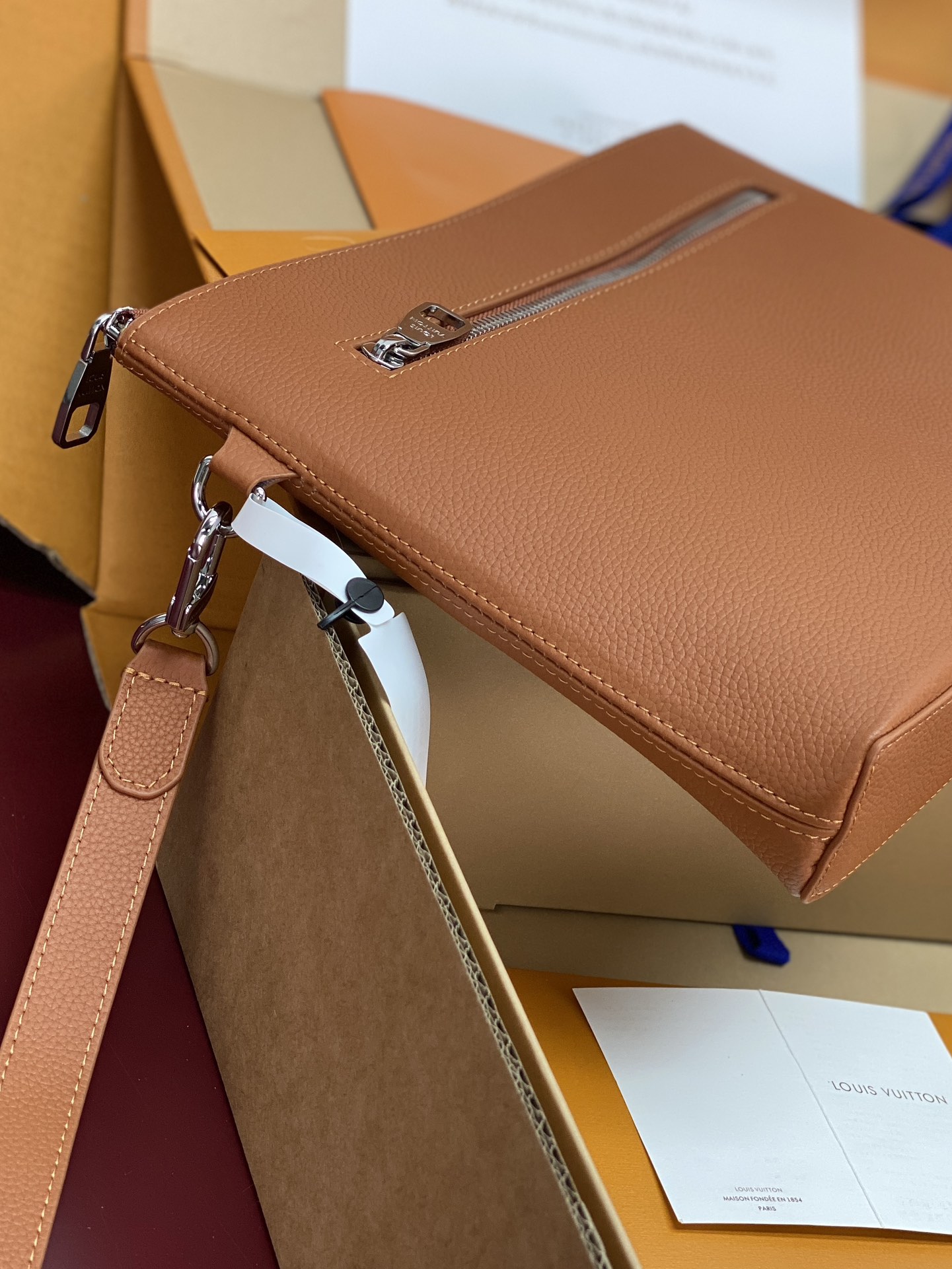 LV一比一棕色手拿包男士款極簡皮革拉鍊百搭造型｜歐美奢侈品精品推薦