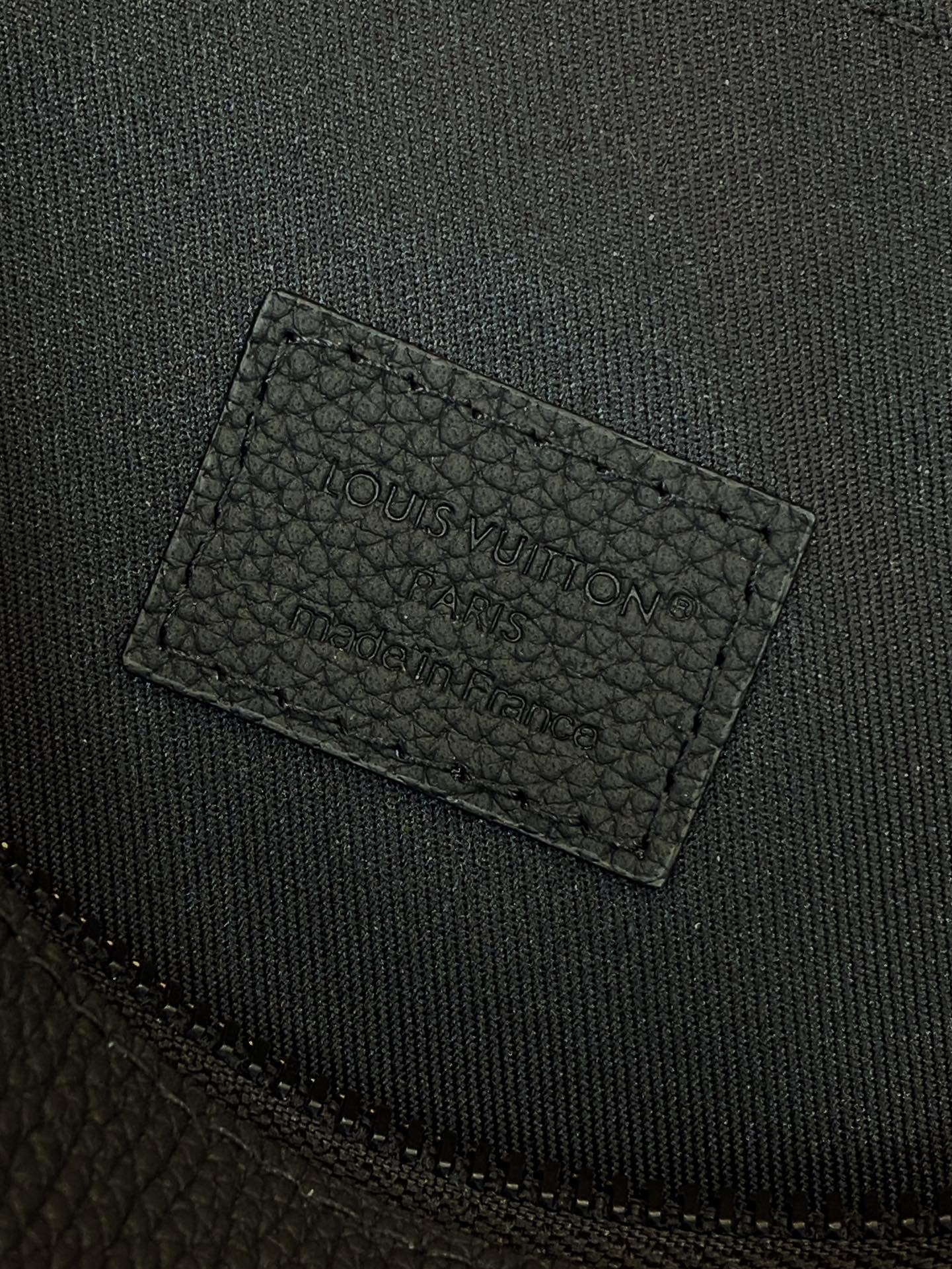 LV高仿黑色手拿包男士款極簡壓紋手提設計收納包｜歐美奢侈品精品推薦