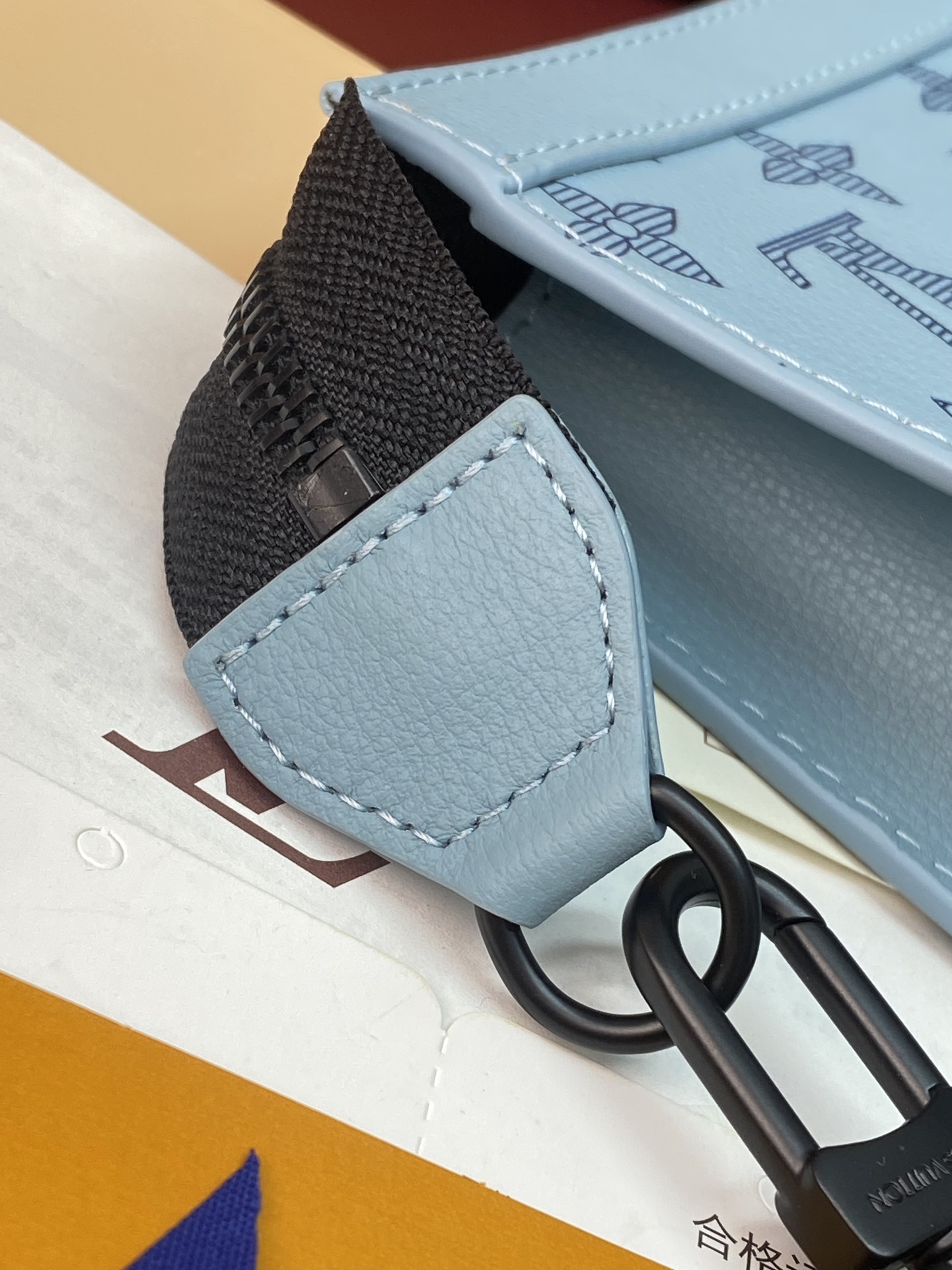 LV高仿男士斜背包附卡夾組 藍色立體老花壓紋輕便款｜歐美奢侈品精品推薦