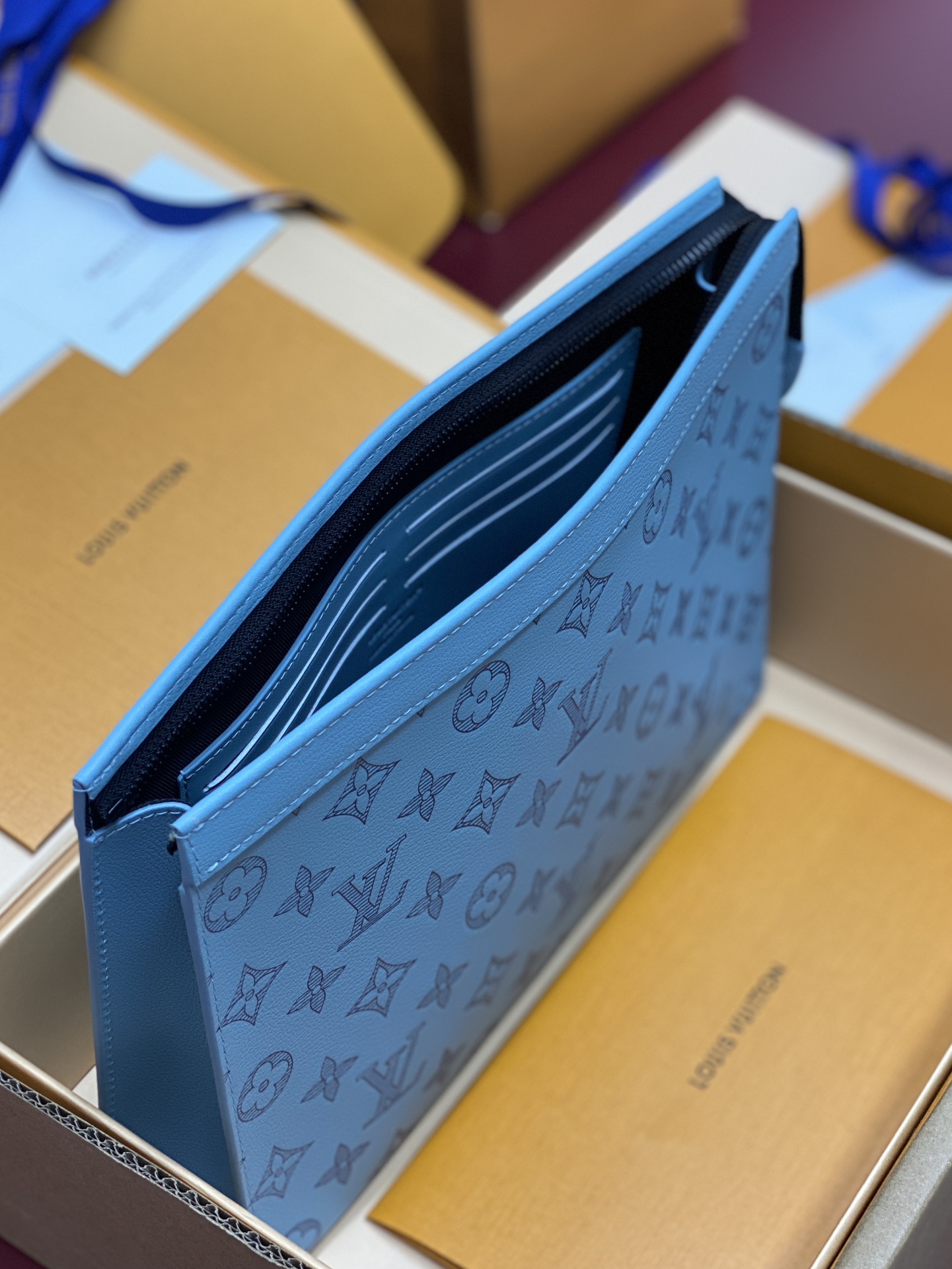 LV原單男士藍色老花手拿包 極簡線條實用收納款｜歐美奢侈品精品推薦