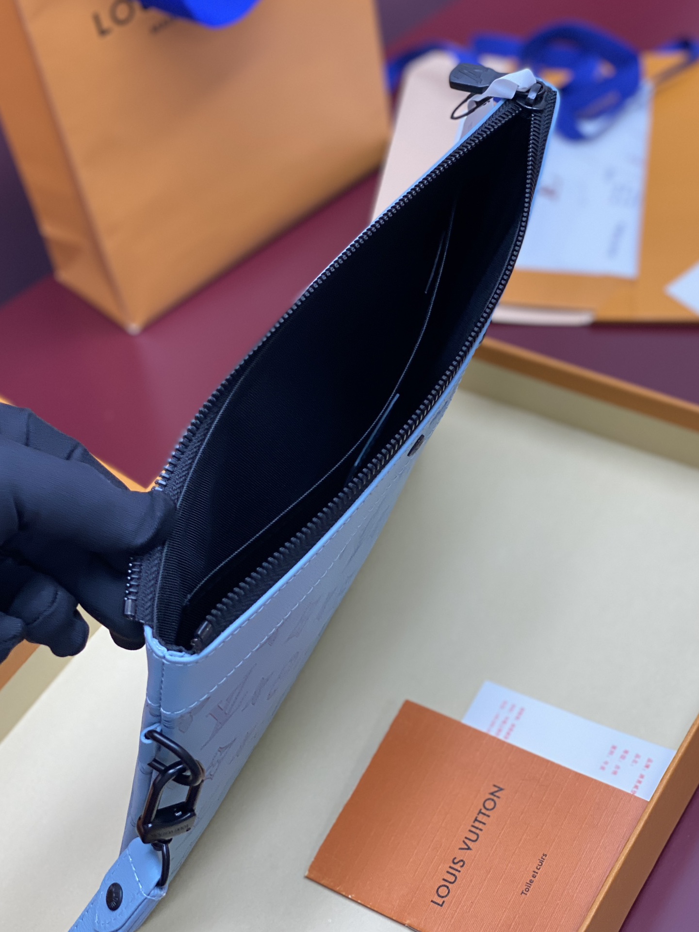 LV高仿男士藍色Monogram手拿包 立體壓紋霧面質感推薦｜歐美奢侈品精品推薦