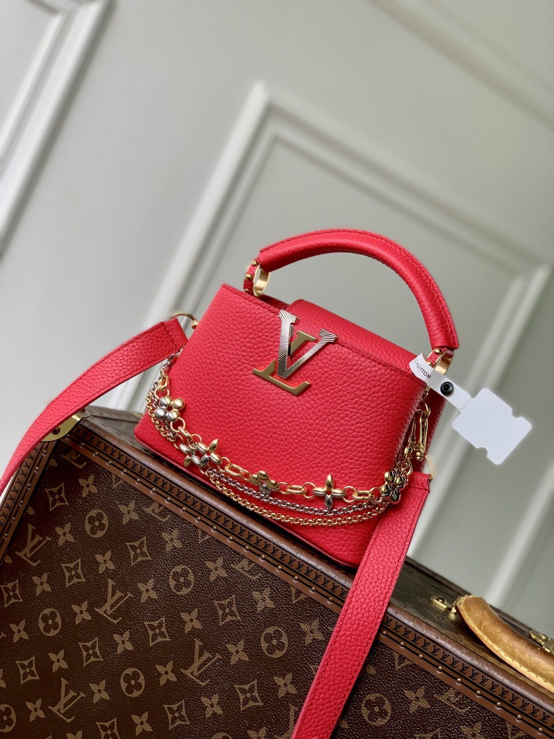 LV高仿Capucines Mini紅色手提包 立體鍊條點綴高級時尚感