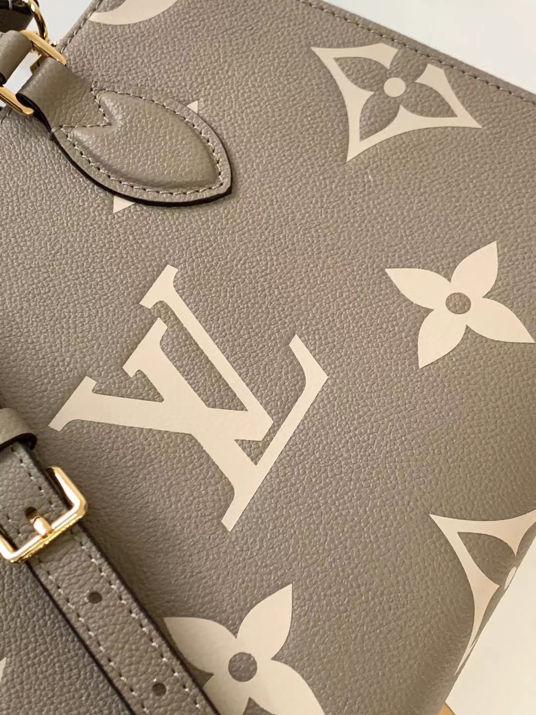 LV高仿OnTheGo PM沙杏色托特包 經典Monogram立體壓紋款| 11 LV高仿OnTheGo PM沙杏色托特包 經典Monogram立體壓紋款