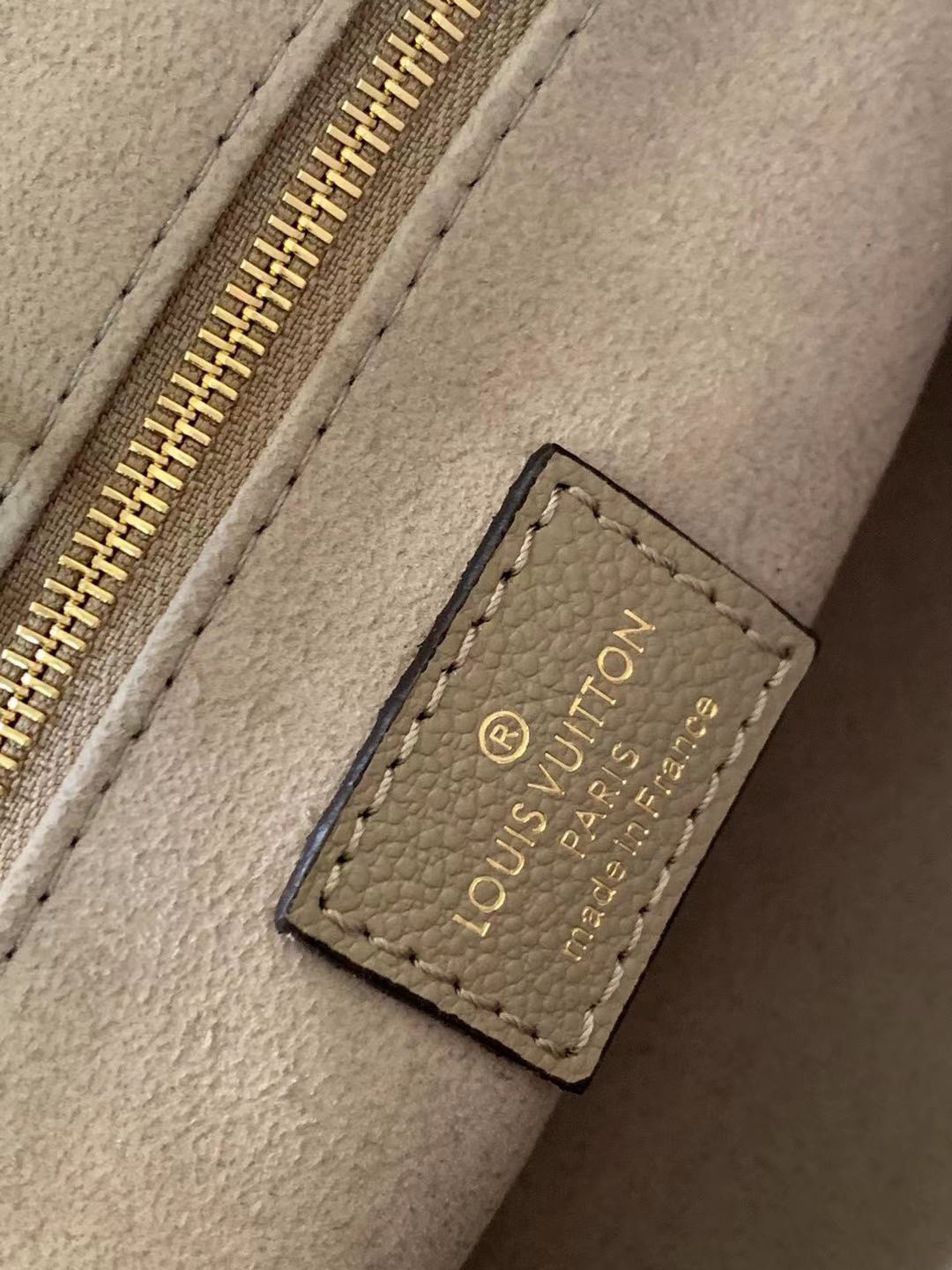 LV高仿OnTheGo PM沙杏色托特包 經典Monogram立體壓紋款| 8 LV高仿OnTheGo PM沙杏色托特包 經典Monogram立體壓紋款
