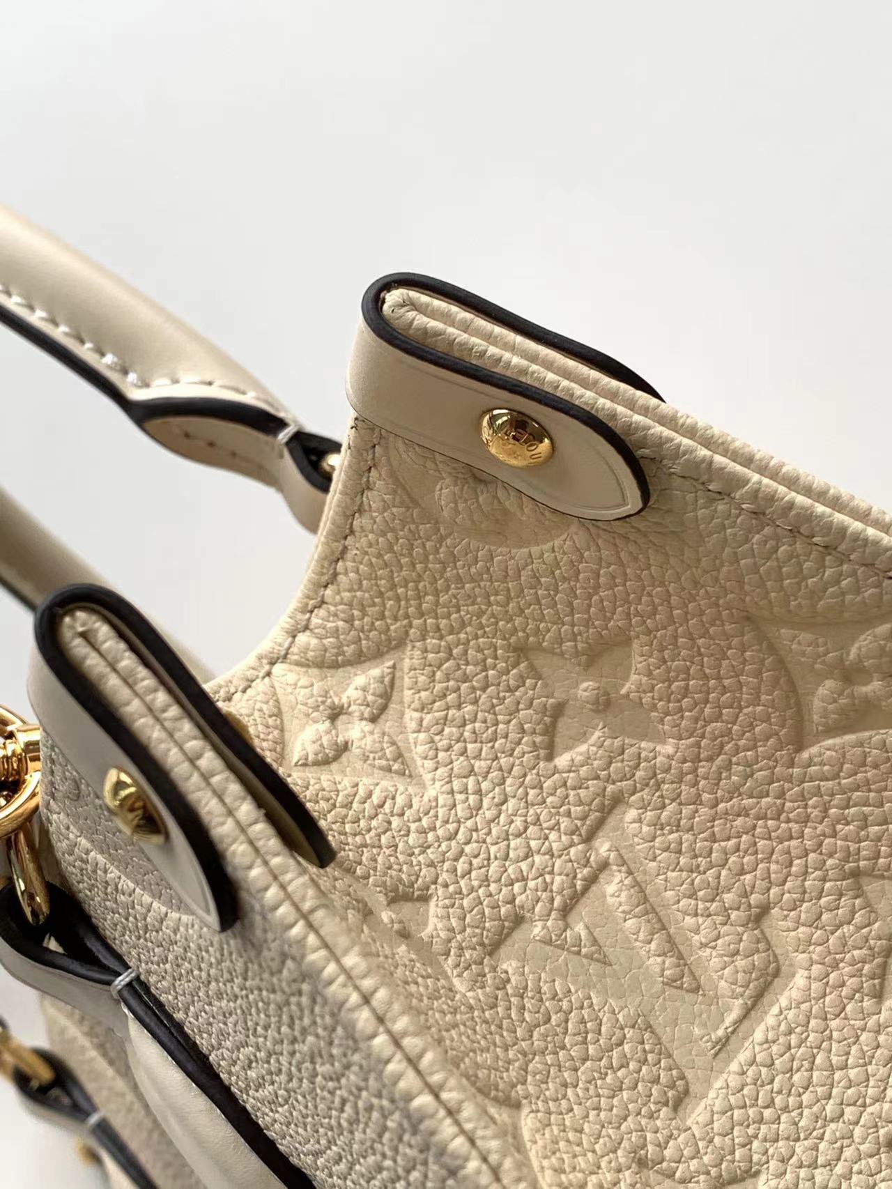 LV高仿OnTheGo PM奶油白老花托特包 壓紋立體皮革高級感｜歐美奢侈品精品推薦