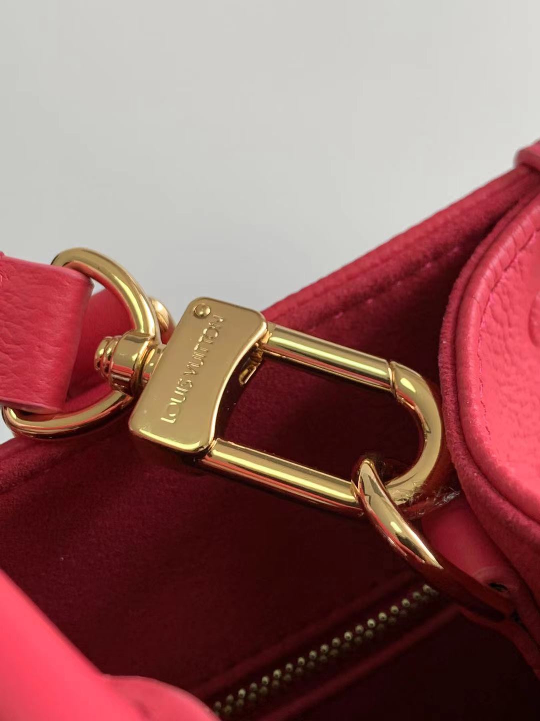 LV原單OnTheGo PM玫紅壓紋托特包 鮮明色調個性穿搭｜歐美奢侈品精品推薦