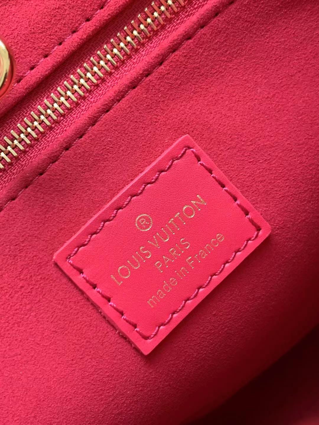 LV原單OnTheGo PM玫紅壓紋托特包 鮮明色調個性穿搭｜歐美奢侈品精品推薦