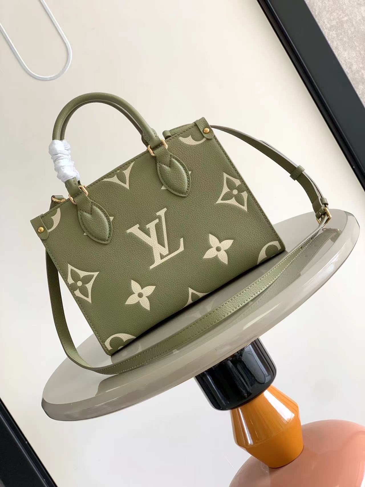 LV高仿OnTheGo PM橄欖綠老花手提包 休閒街頭搭配首選｜歐美奢侈品精品推薦