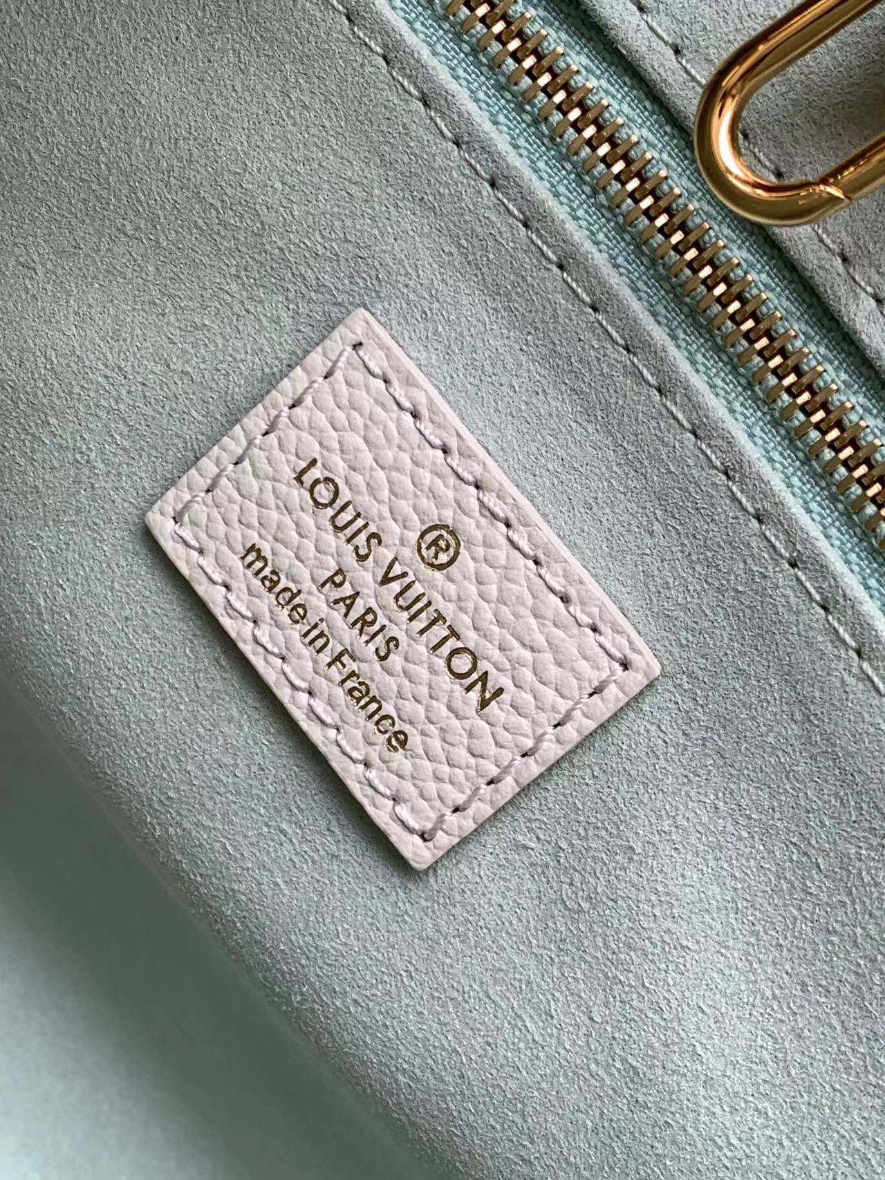 LV高仿OnTheGo PM薄荷白壓紋托特包 柔霧清新色調｜歐美奢侈品精品推薦