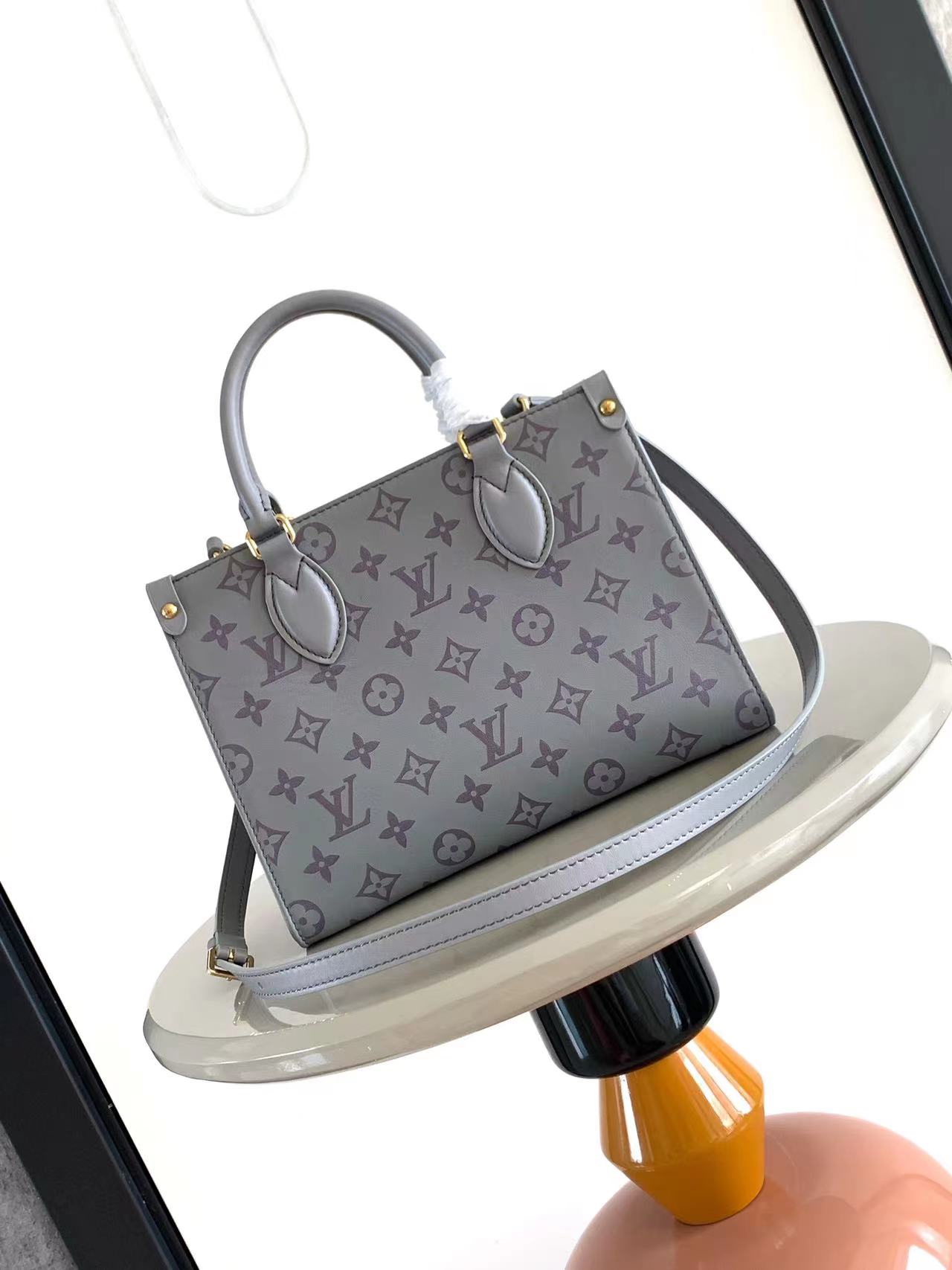 LV高仿OnTheGo PM灰紫老花托特包 幻彩霧感優雅風｜歐美奢侈品精品推薦