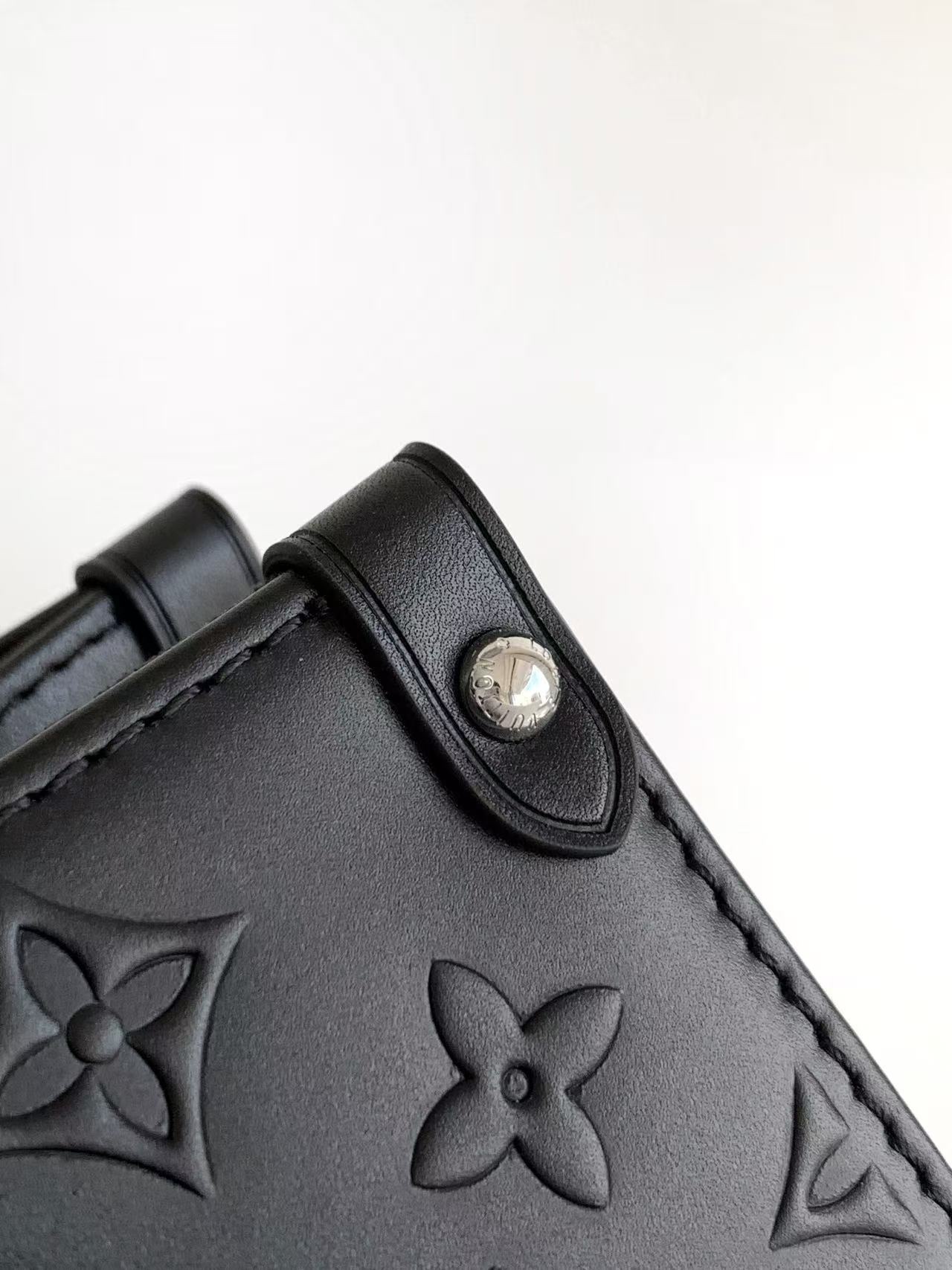 LV一比一OnTheGo PM黑色鏈條款小托特包 金屬鏈增添個性感｜歐美奢侈品精品推薦