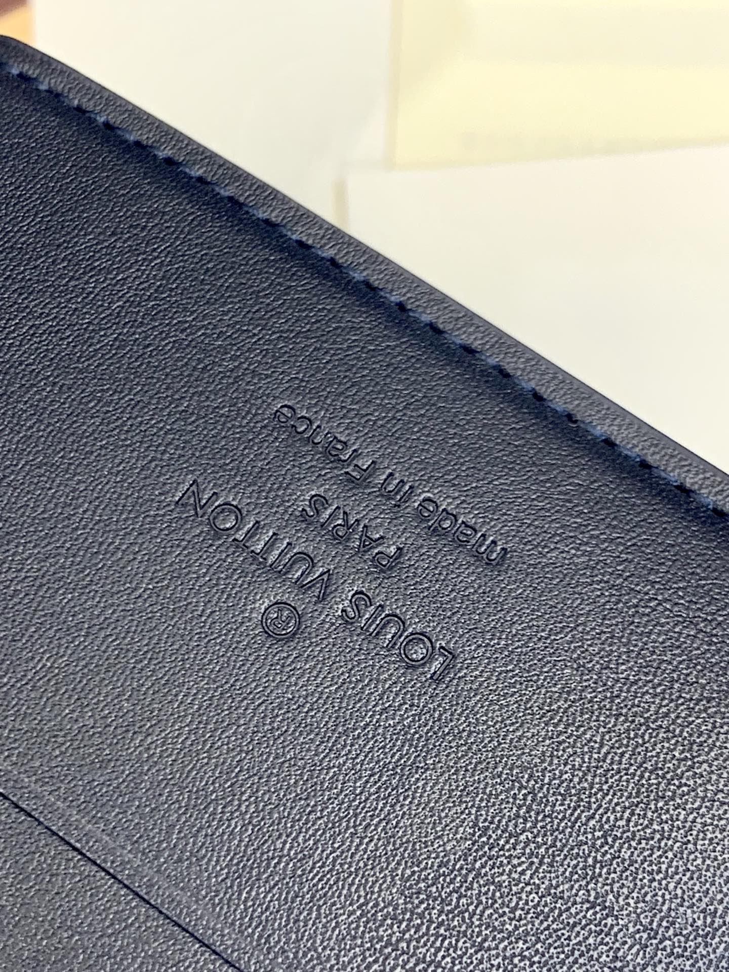 LV高仿男款短夾Monogram壓紋黑白經典款｜歐美奢侈品精品推薦