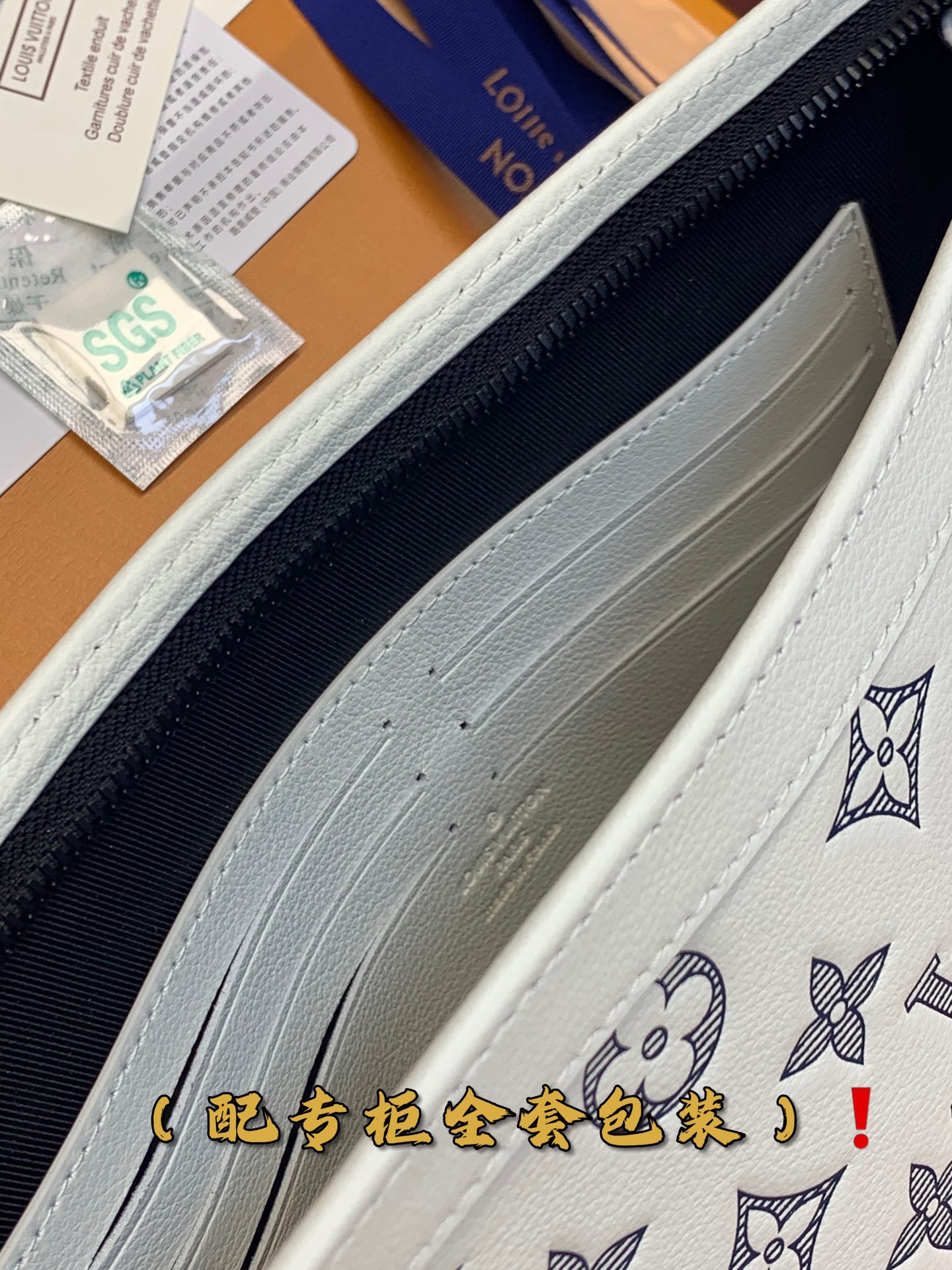 LV一比一手拿包男款白色Monogram壓紋精品收納｜歐美奢侈品精品推薦