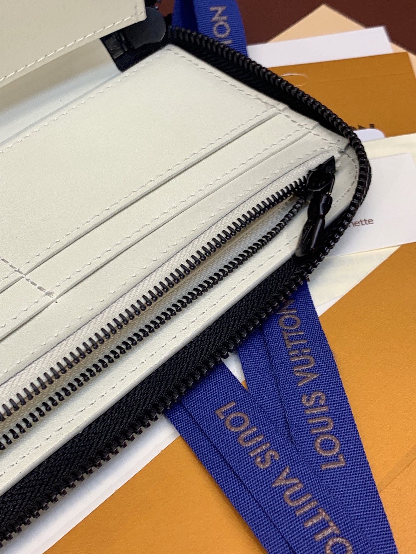 LV高仿白色長夾Monogram壓紋簡約拉鍊款｜歐美奢侈品精品推薦