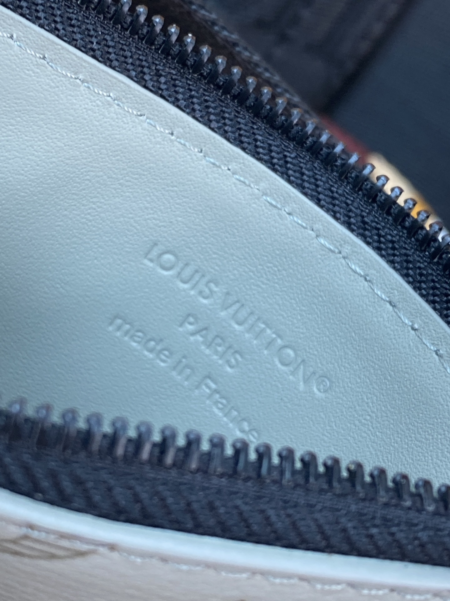 LV高仿灰色斜背包男士Monogram壓紋輕便設計｜歐美奢侈品精品推薦