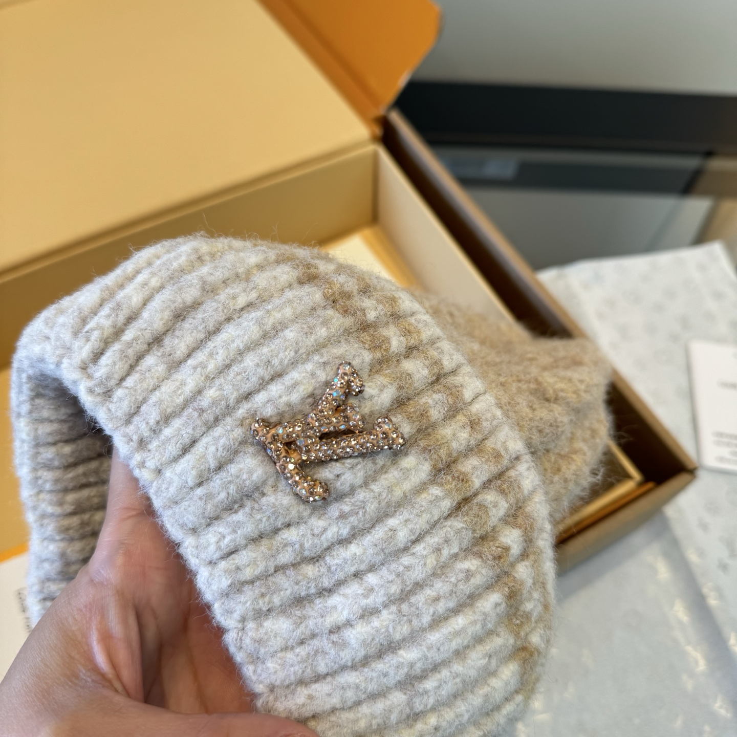 LV一比一麻花針織毛帽 奶茶色撞白邊 女士冬季保暖款|超A仿原單精品圖片 9 LV一比一麻花針織毛帽 奶茶色撞白邊 女士冬季保暖款|歐美奢侈品精品推薦