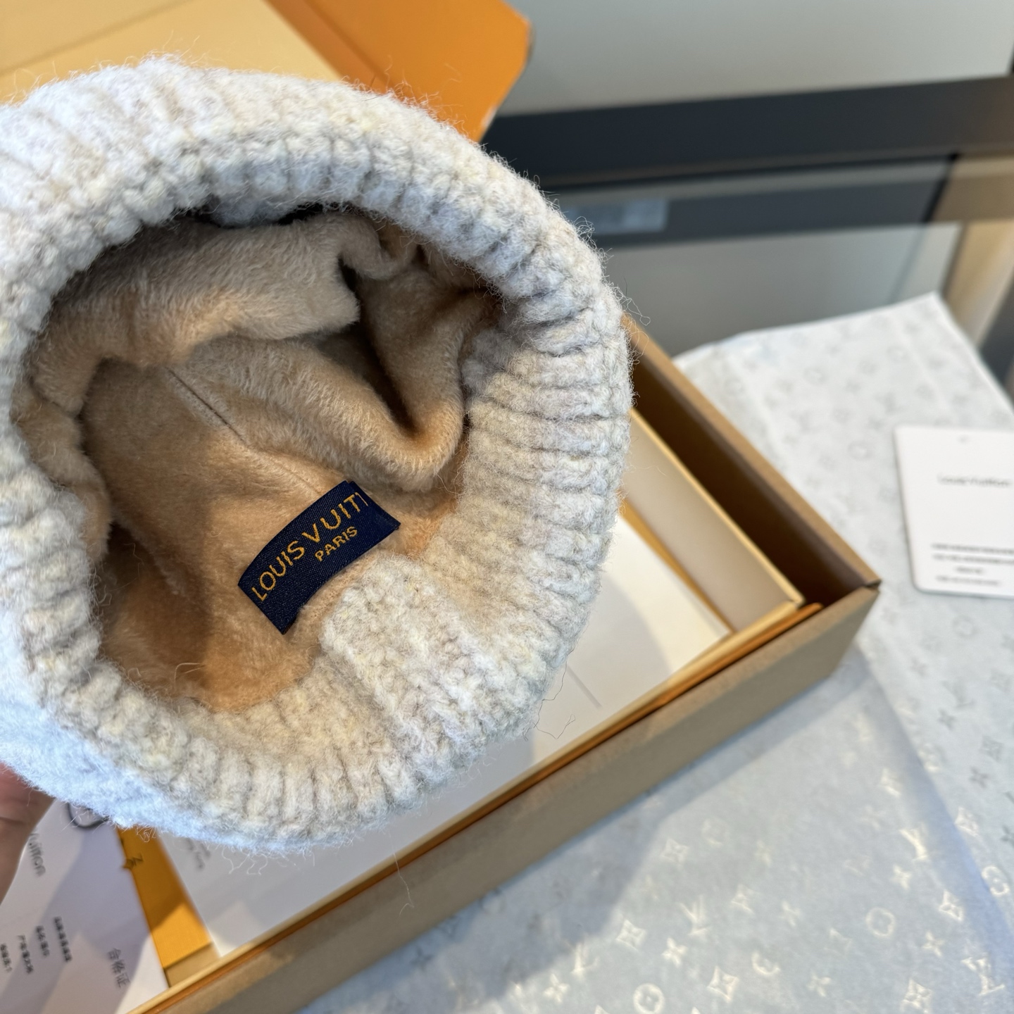 LV一比一麻花針織毛帽 奶茶色撞白邊 女士冬季保暖款|超A仿原單精品圖片 8 LV一比一麻花針織毛帽 奶茶色撞白邊 女士冬季保暖款|歐美奢侈品精品推薦