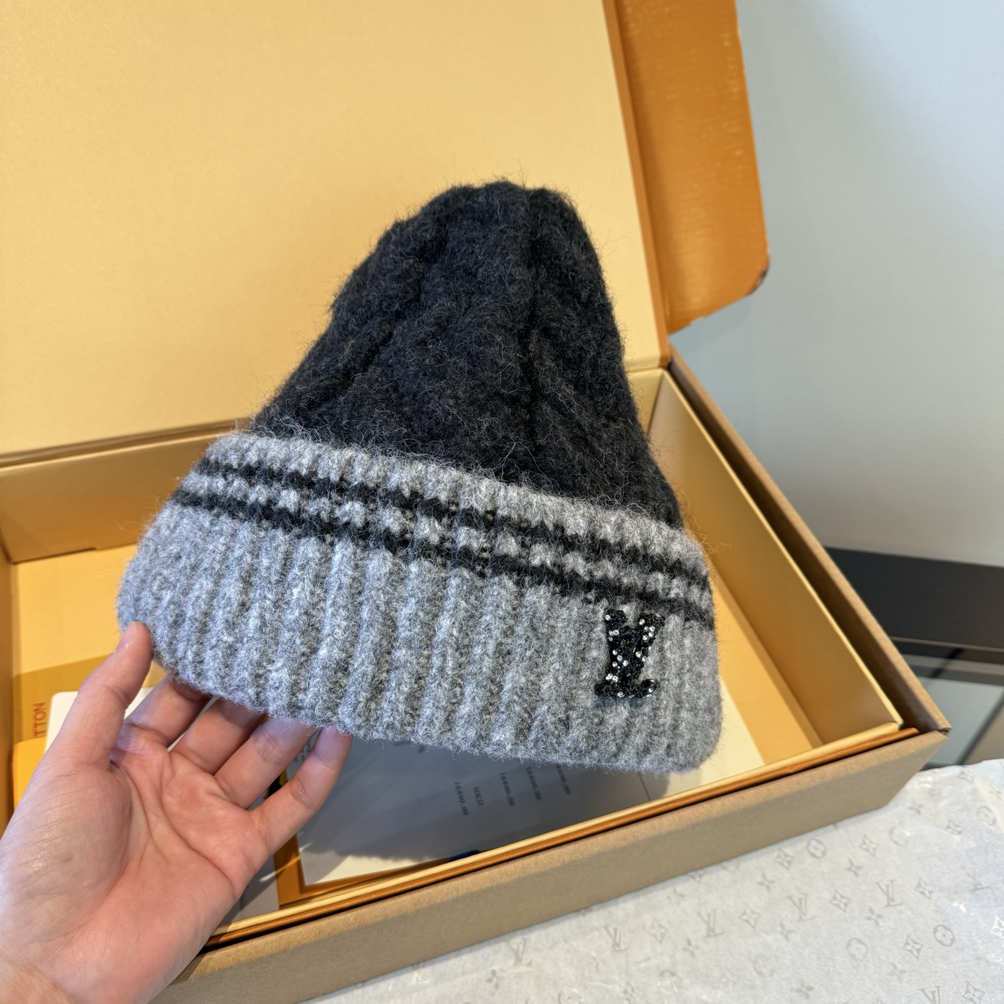 LV高仿針織毛帽 黑灰配色男款必備 百搭保暖單品|超A仿原單精品圖片 12 LV高仿針織毛帽 黑灰配色男款必備 百搭保暖單品|歐美奢侈品精品推薦