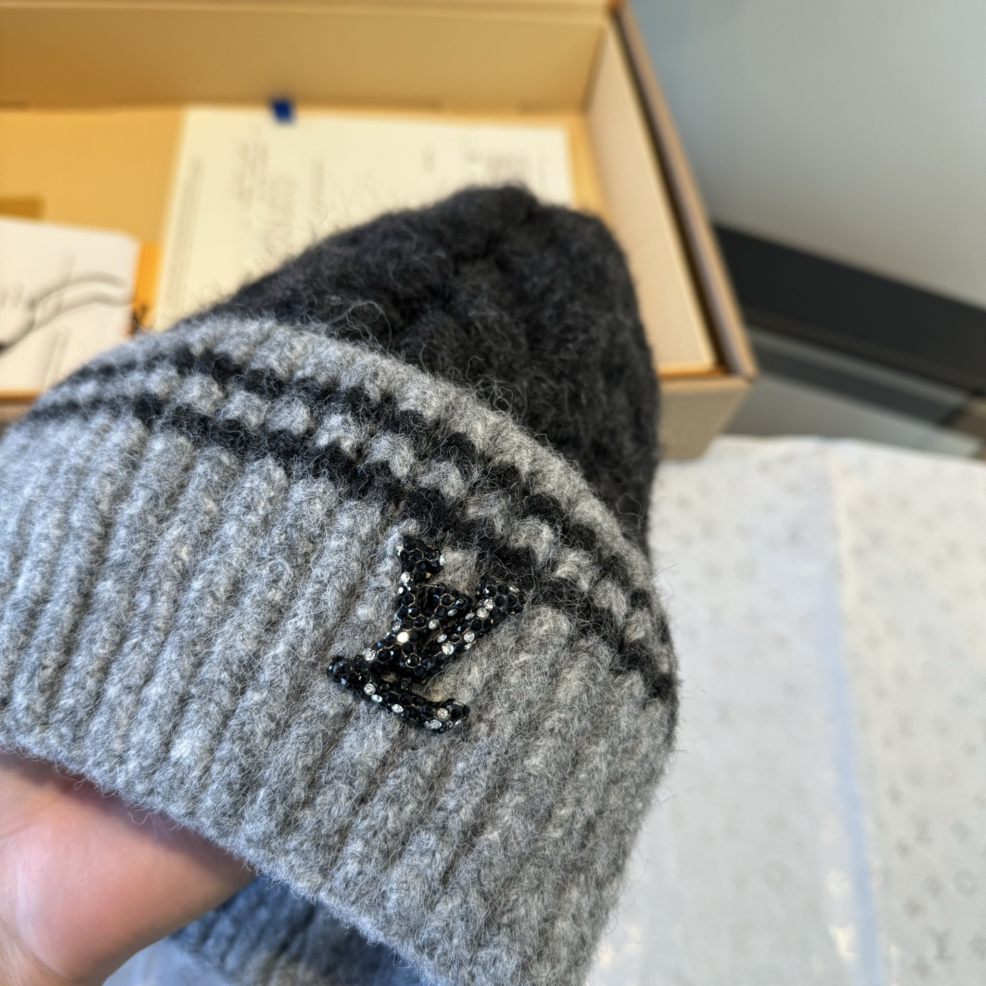 LV高仿針織毛帽 黑灰配色男款必備 百搭保暖單品|超A仿原單精品圖片 10 LV高仿針織毛帽 黑灰配色男款必備 百搭保暖單品|歐美奢侈品精品推薦