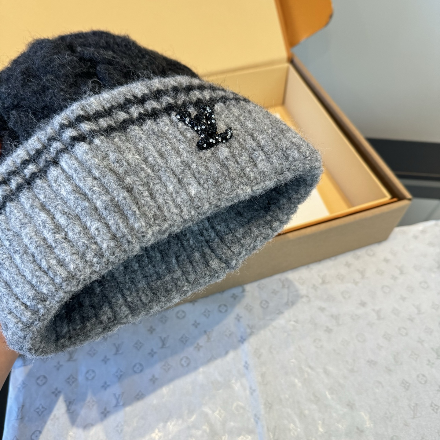 LV高仿針織毛帽 黑灰配色男款必備 百搭保暖單品|超A仿原單精品圖片 8 LV高仿針織毛帽 黑灰配色男款必備 百搭保暖單品|歐美奢侈品精品推薦