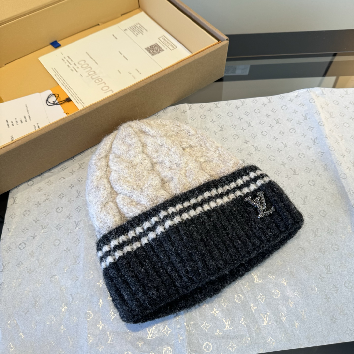 LV原單灰白拼接針織毛帽 黑邊配色設計 百搭保暖通勤款|超A仿原單精品圖片 13 LV原單灰白拼接針織毛帽 黑邊配色設計 百搭保暖通勤款|歐美奢侈品精品推薦