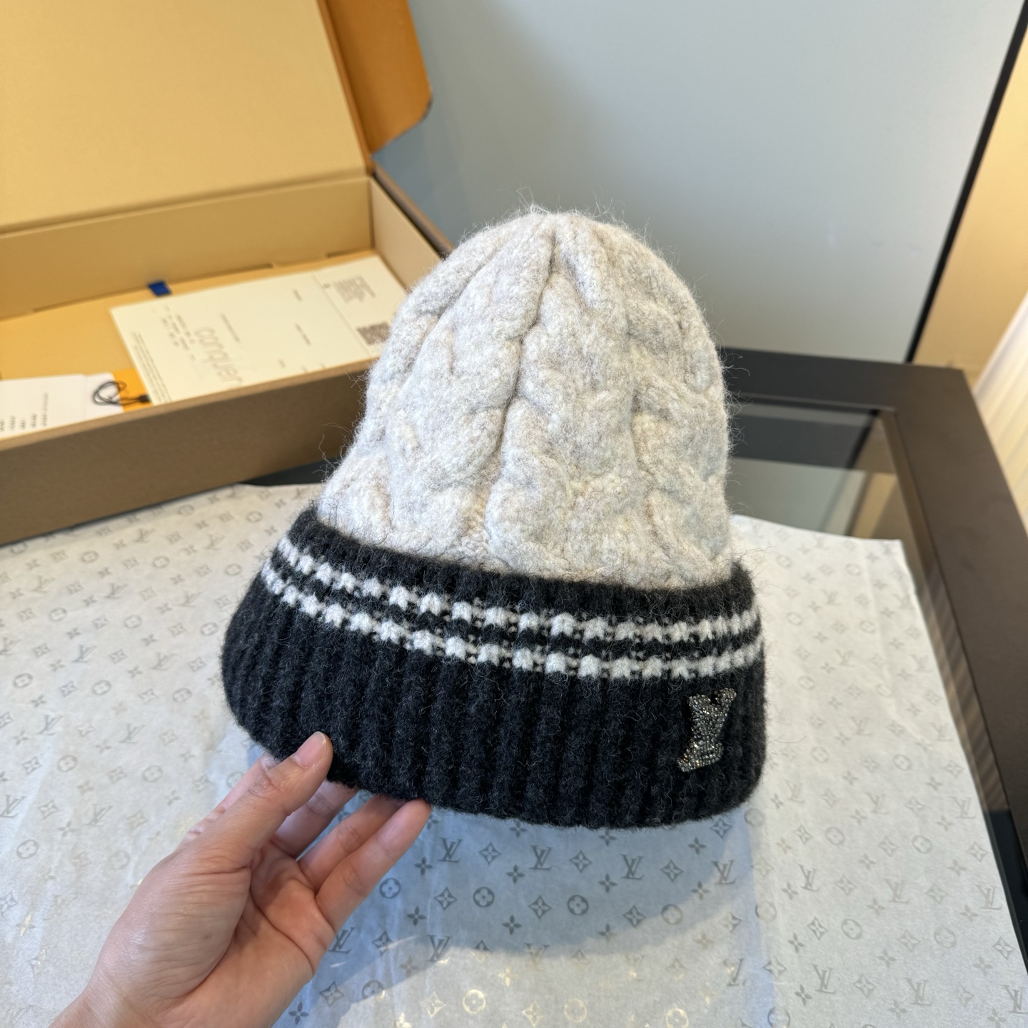 LV原單灰白拼接針織毛帽 黑邊配色設計 百搭保暖通勤款|超A仿原單精品圖片 12 LV原單灰白拼接針織毛帽 黑邊配色設計 百搭保暖通勤款|歐美奢侈品精品推薦
