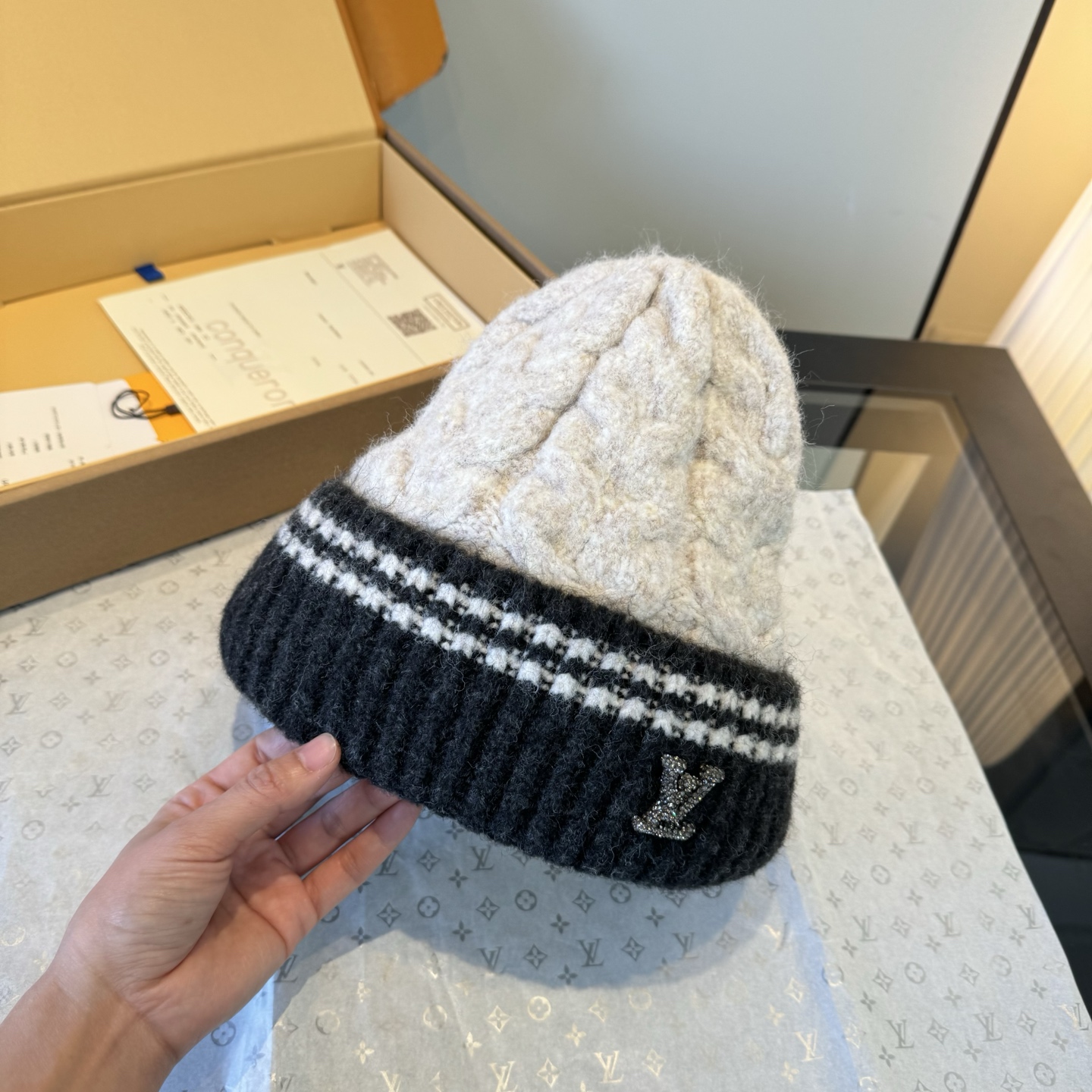 LV原單灰白拼接針織毛帽 黑邊配色設計 百搭保暖通勤款|超A仿原單精品圖片 11 LV原單灰白拼接針織毛帽 黑邊配色設計 百搭保暖通勤款|歐美奢侈品精品推薦