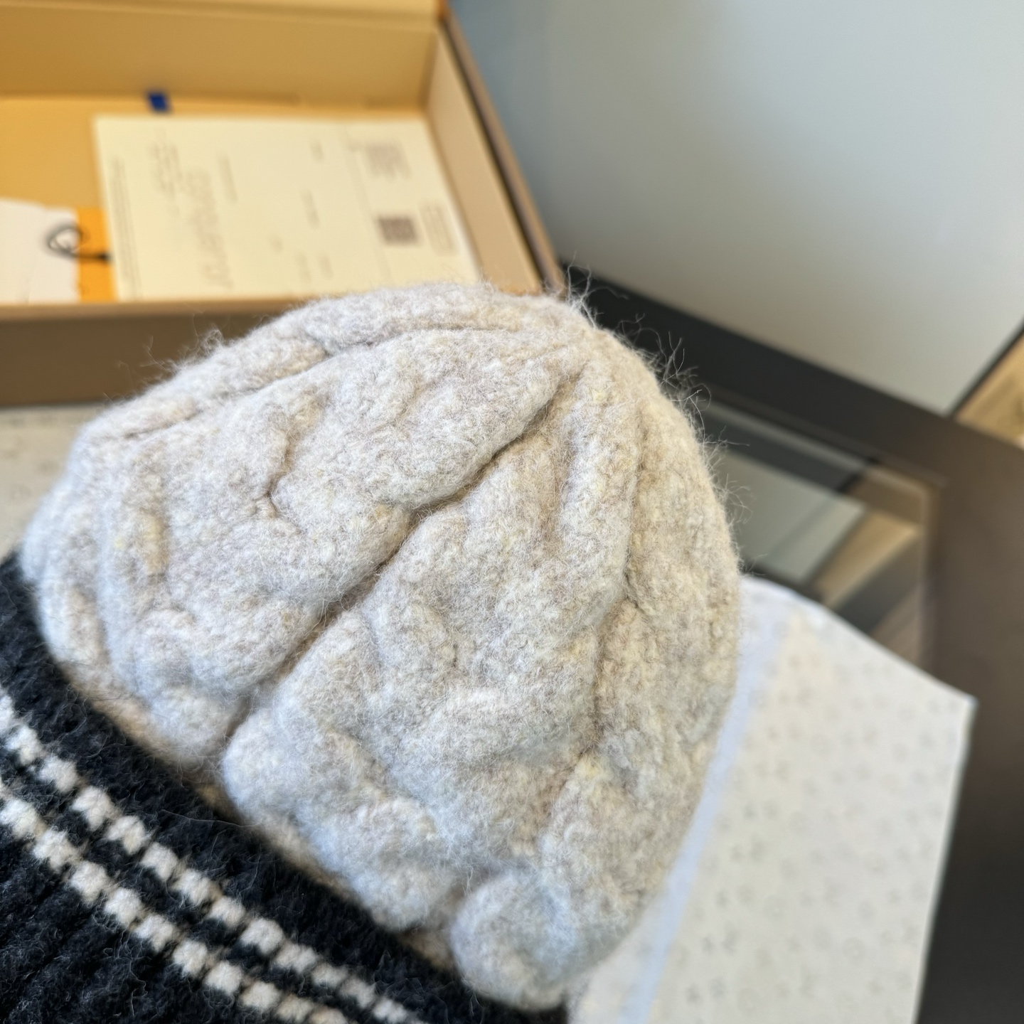 LV原單灰白拼接針織毛帽 黑邊配色設計 百搭保暖通勤款|超A仿原單精品圖片 9 LV原單灰白拼接針織毛帽 黑邊配色設計 百搭保暖通勤款|歐美奢侈品精品推薦