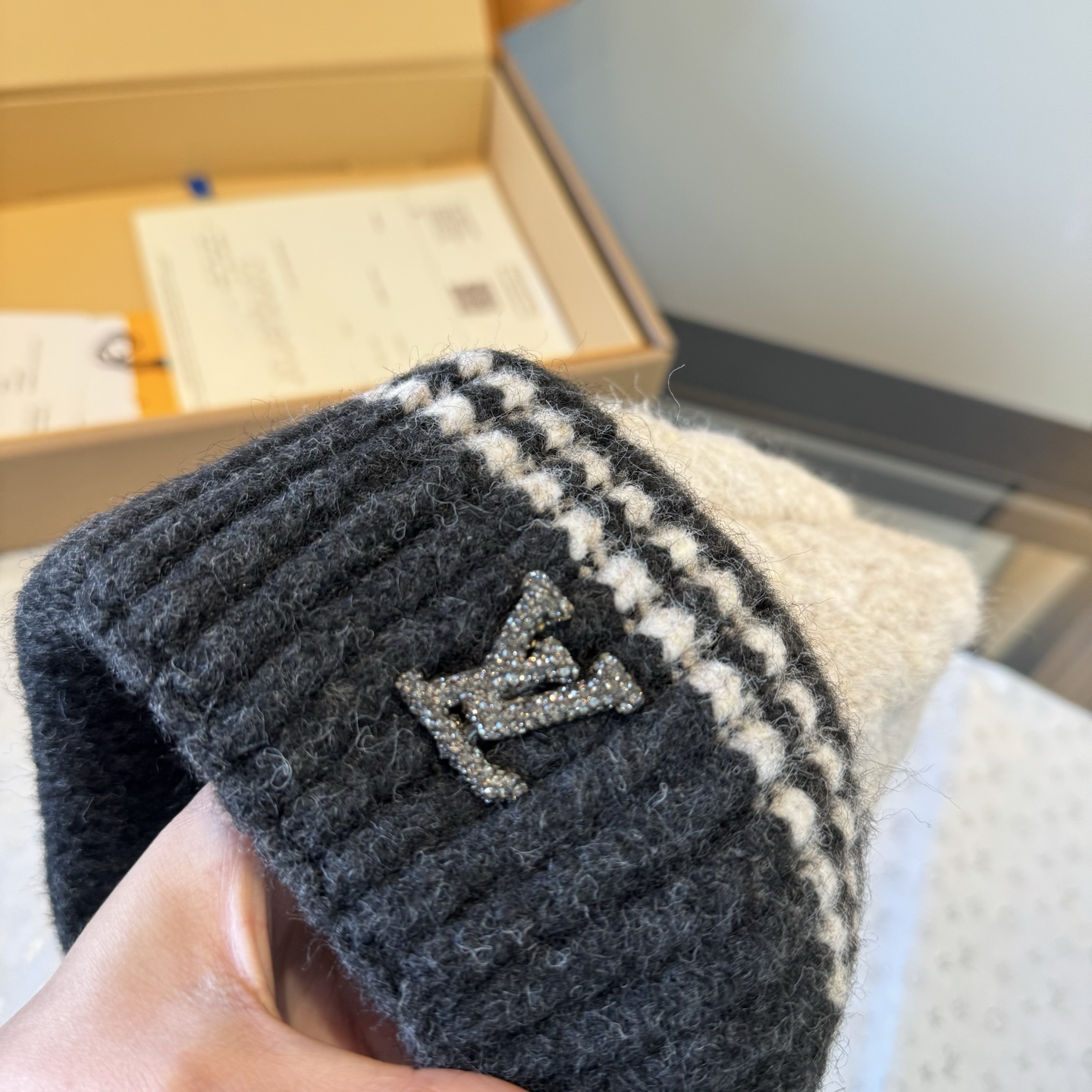 LV原單灰白拼接針織毛帽 黑邊配色設計 百搭保暖通勤款|超A仿原單精品圖片 8 LV原單灰白拼接針織毛帽 黑邊配色設計 百搭保暖通勤款|歐美奢侈品精品推薦