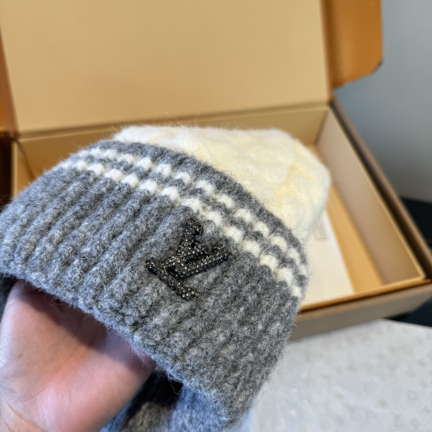 LV高仿白灰針織毛帽 女士氣質撞色配設 百搭秋冬必備| 9 LV高仿白灰針織毛帽 女士氣質撞色配設 百搭秋冬必備