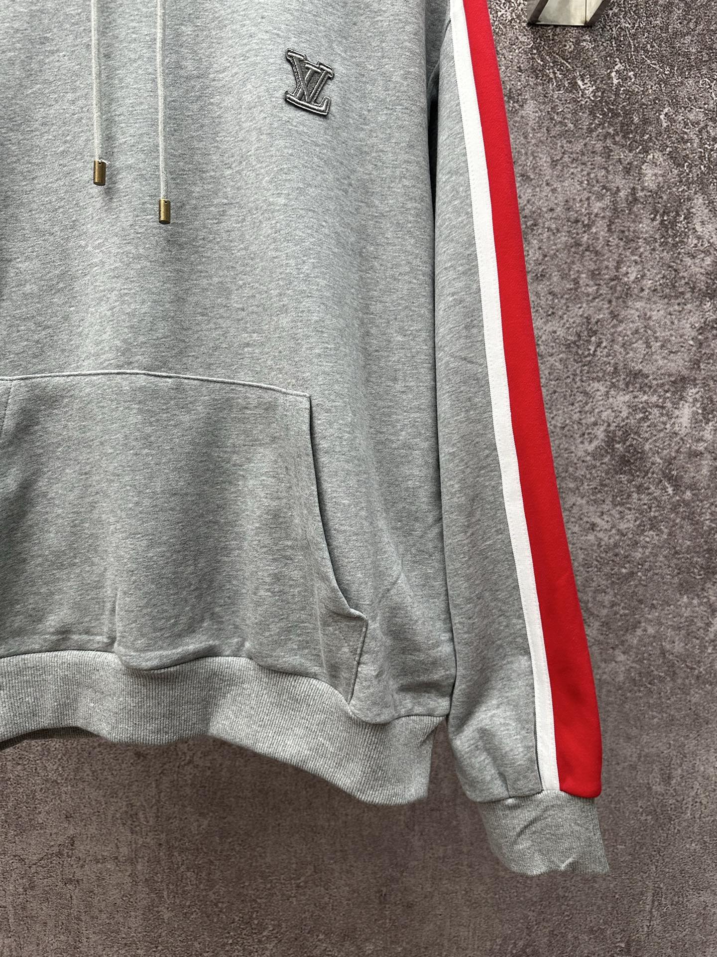 LV高仿男款連帽衛衣 灰紅拼接設計 運動風格新款|超A仿原單精品圖片 10 LV高仿男款連帽衛衣 灰紅拼接設計 運動風格新款|歐美奢侈品精品推薦