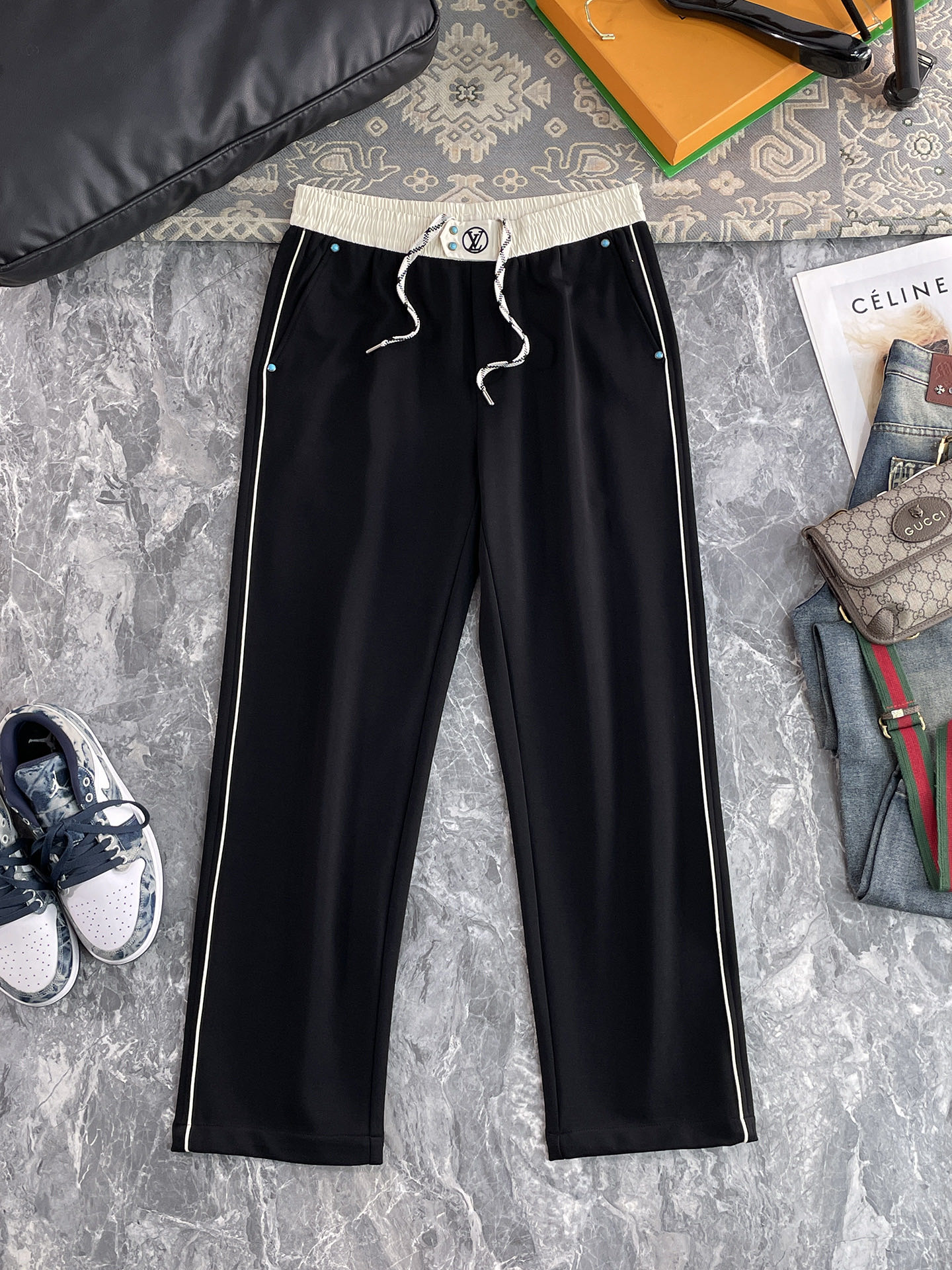 LV高仿男士運動長褲黑白拼接款休閒百搭風格推薦