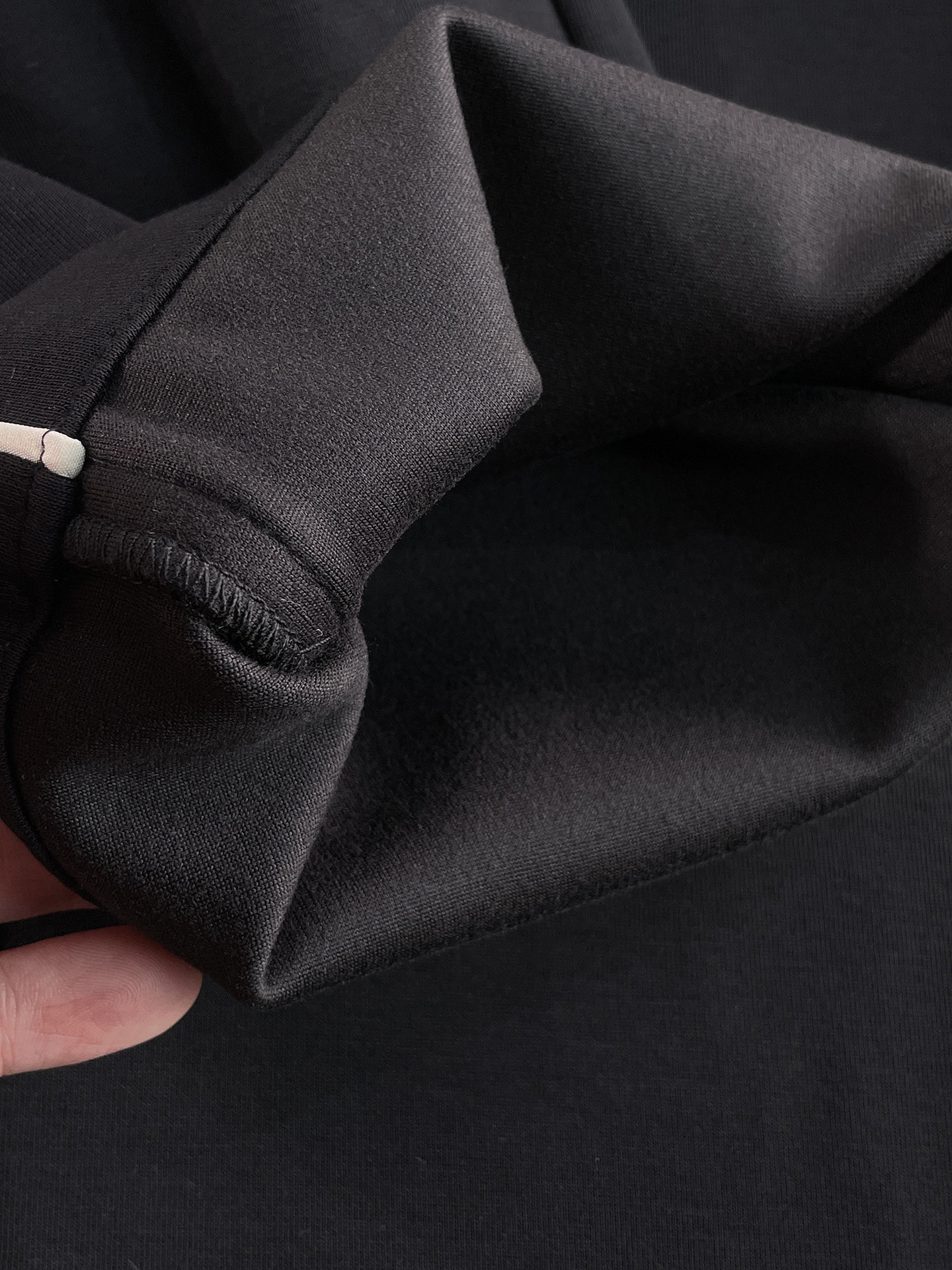 LV高仿男士運動長褲黑白拼接款休閒百搭風格推薦｜歐美奢侈品精品推薦