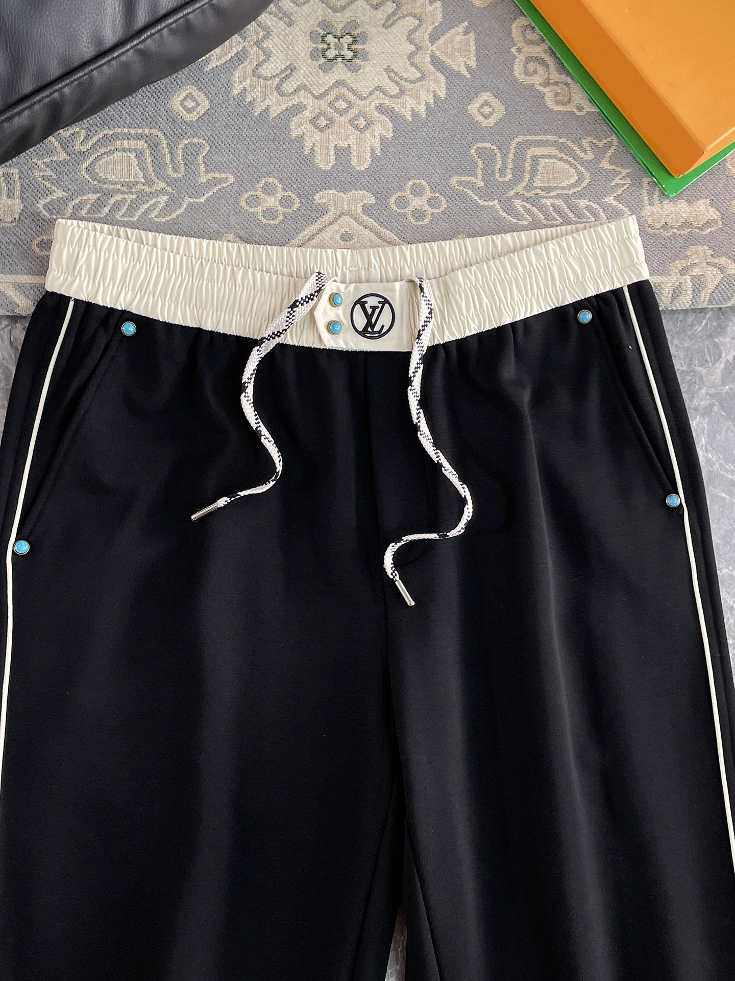 LV高仿男士運動長褲黑白拼接款休閒百搭風格推薦｜歐美奢侈品精品推薦