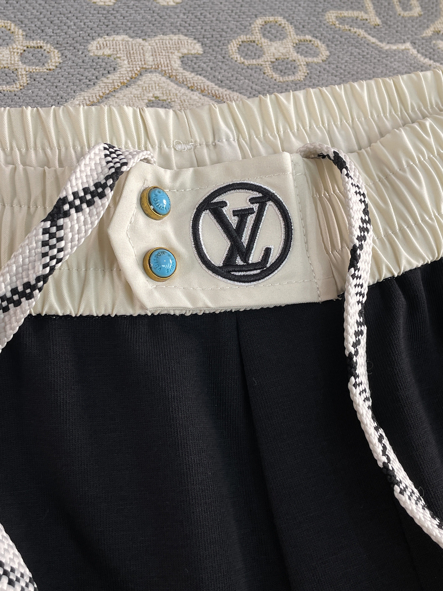 LV高仿男士運動長褲黑白拼接款休閒百搭風格推薦｜歐美奢侈品精品推薦