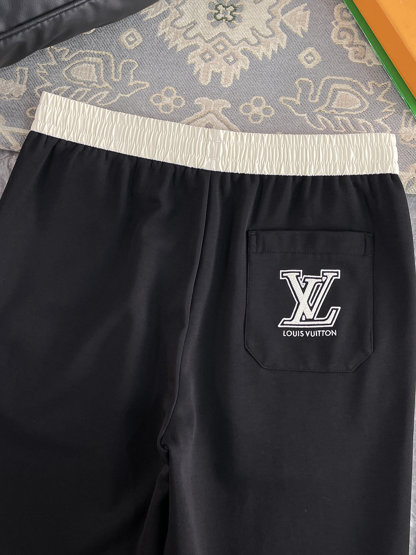 LV高仿男士運動長褲黑白拼接款休閒百搭風格推薦｜歐美奢侈品精品推薦